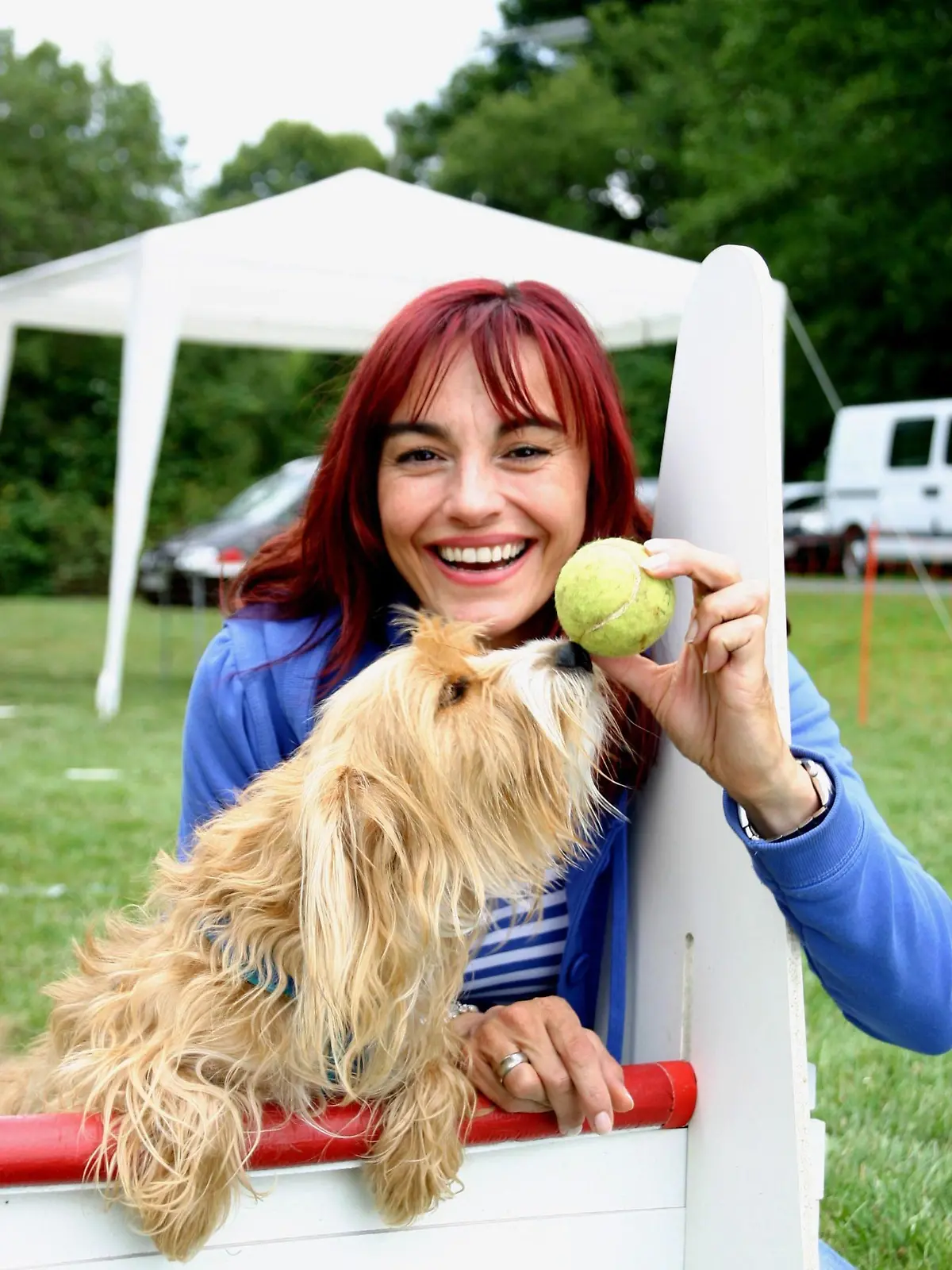 Moderatorin Diana Eichhorn mit Mischling Maggie  an einer Flyball-Hürde