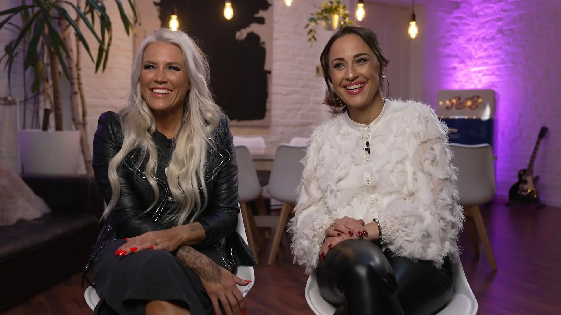 Natalie Horler (l.) und Nina Moghaddam+++ Die Verwendung des sendungsbezogenen Materials ist nur mit dem Hinweis und Verlinkung auf RTL+ gestattet. +++