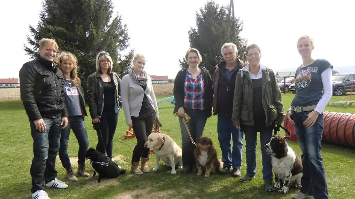 Tiergeschichten3 - VOX-DOCMA TV - Enrico und Julia mit den tierischen Abnehmkandidaten auf dem Hundesportplatz