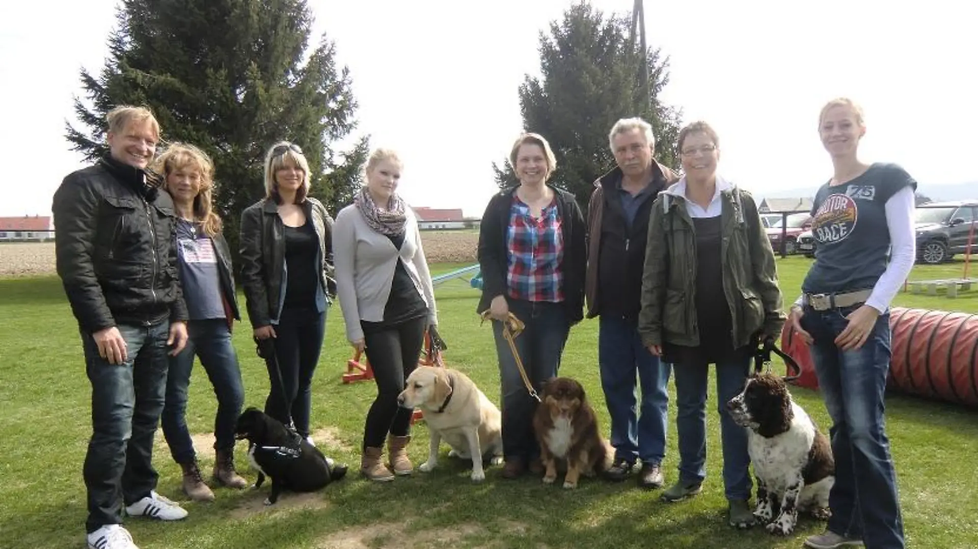 Tiergeschichten3 - VOX-DOCMA TV - Enrico und Julia mit den tierischen Abnehmkandidaten auf dem Hundesportplatz
