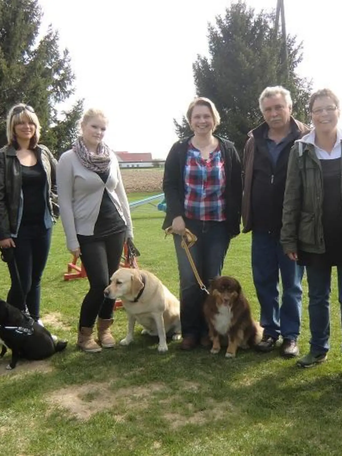 Tiergeschichten3 - VOX-DOCMA TV - Enrico und Julia mit den tierischen Abnehmkandidaten auf dem Hundesportplatz