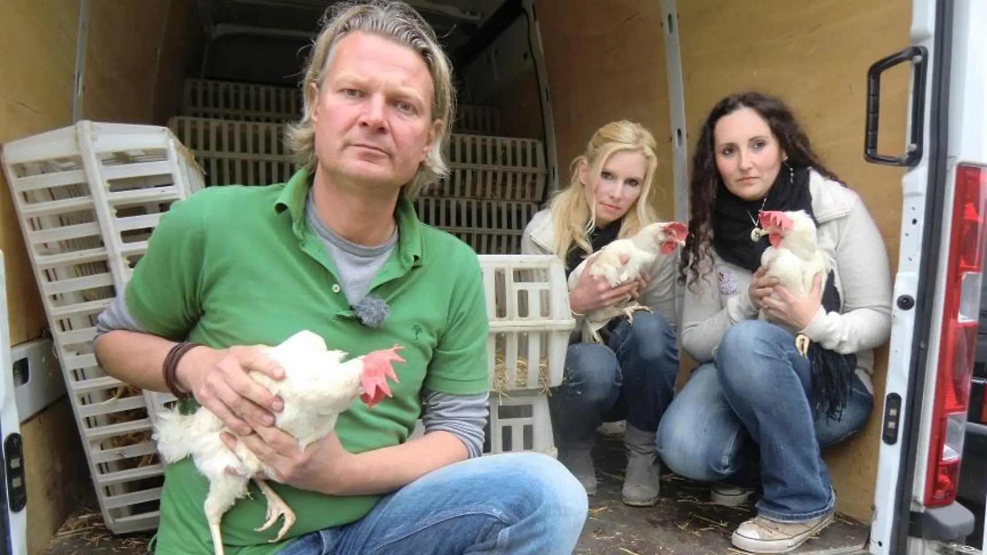 Tiere in Not - VOX-DOCMA TV - Frank Weber begleitet die Tierschutz-Initiative RETTET DAS HUHN bei einer Ausstallungsaktion