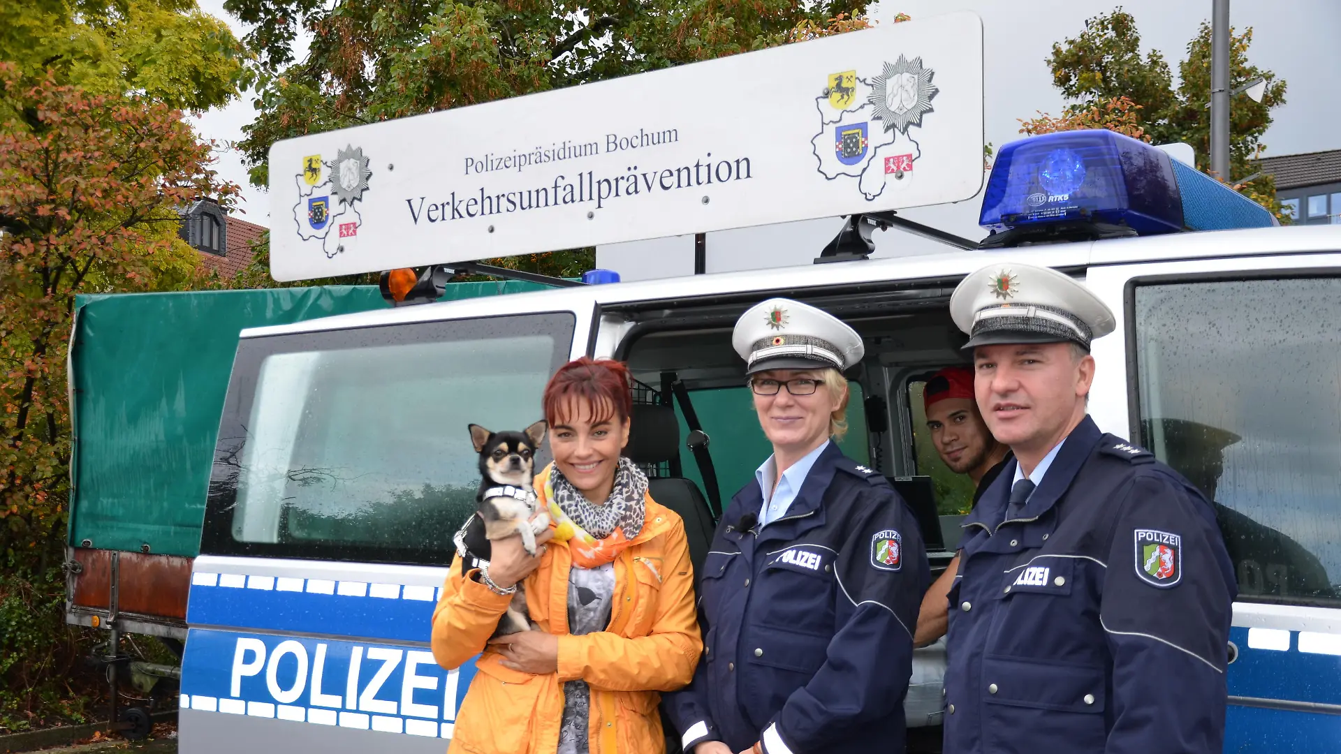 TG1 - Tiersicherheit im Auto - VOX-DOCMA TV - hundkatzemaus-Reporterin Diana Eichhorn klrt zusammen mit der Bochumer ber Tiersicherheit im Auto auf