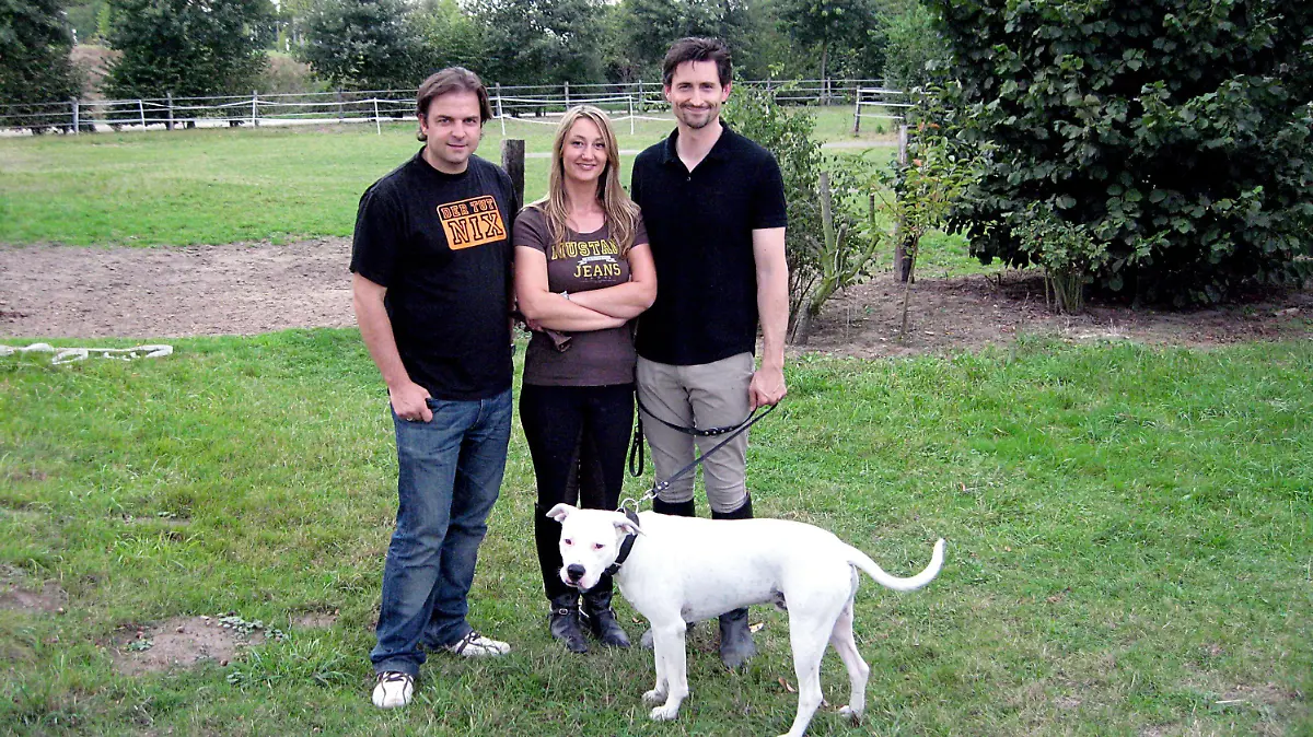 Hundeprofi Martin Rütter (l.), Stephan Bartz, Magdalena Bartz und Dogo Argentino-Mix Dibo