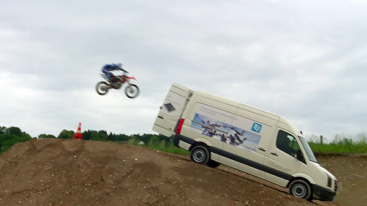 Im Internet kursieren die unglaublichsten Videos. Oft ist man nicht sicher, ob sie nun echt oder gestellt sind. "auto mobil" hat ein Video ausfindig gemacht, bei dem ein Motorradfahrer mit einem Motocross Motorrad einen Kunstsprung macht - soweit nichts Außergewöhnliches. Das Unglaubliche: Das Motocross Motorrad landet im Laderaum eines Transporters...