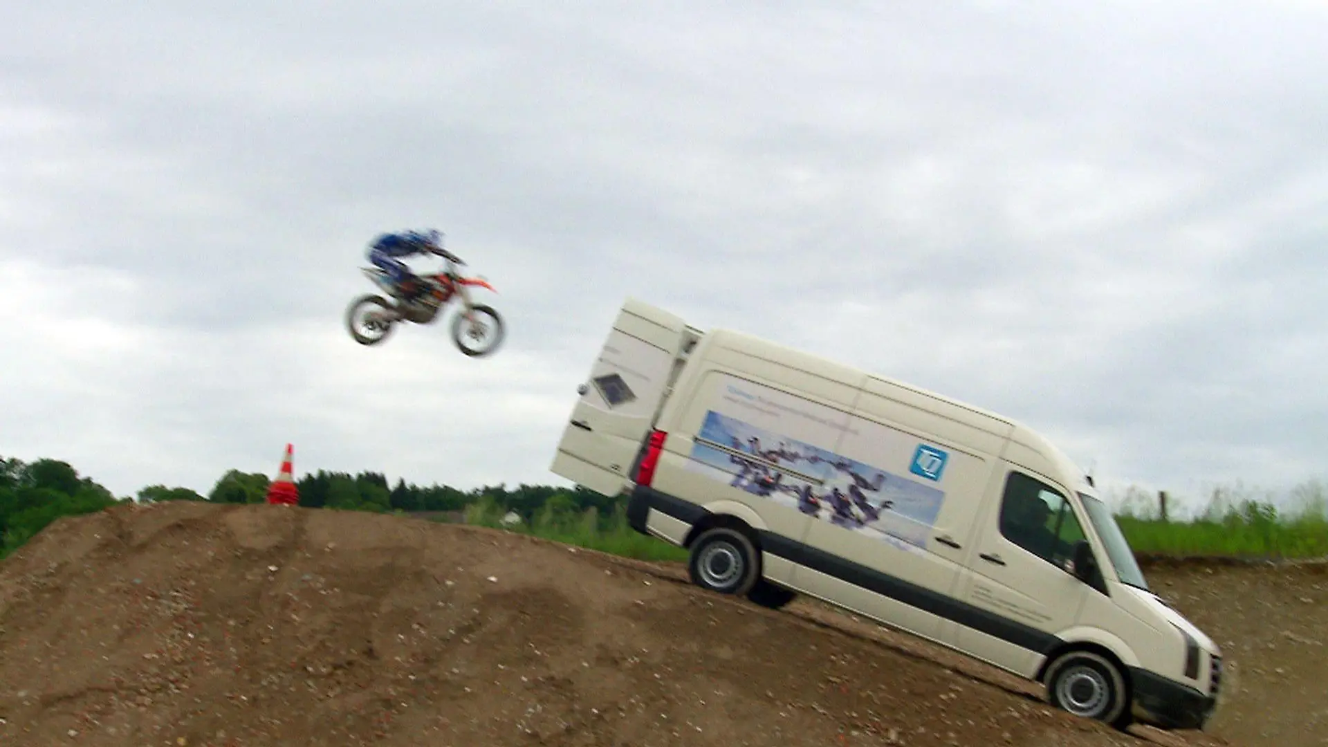 Im Internet kursieren die unglaublichsten Videos. Oft ist man nicht sicher, ob sie nun echt oder gestellt sind. "auto mobil" hat ein Video ausfindig gemacht, bei dem ein Motorradfahrer mit einem Motocross Motorrad einen Kunstsprung macht - soweit nichts Außergewöhnliches. Das Unglaubliche: Das Motocross Motorrad landet im Laderaum eines Transporters...