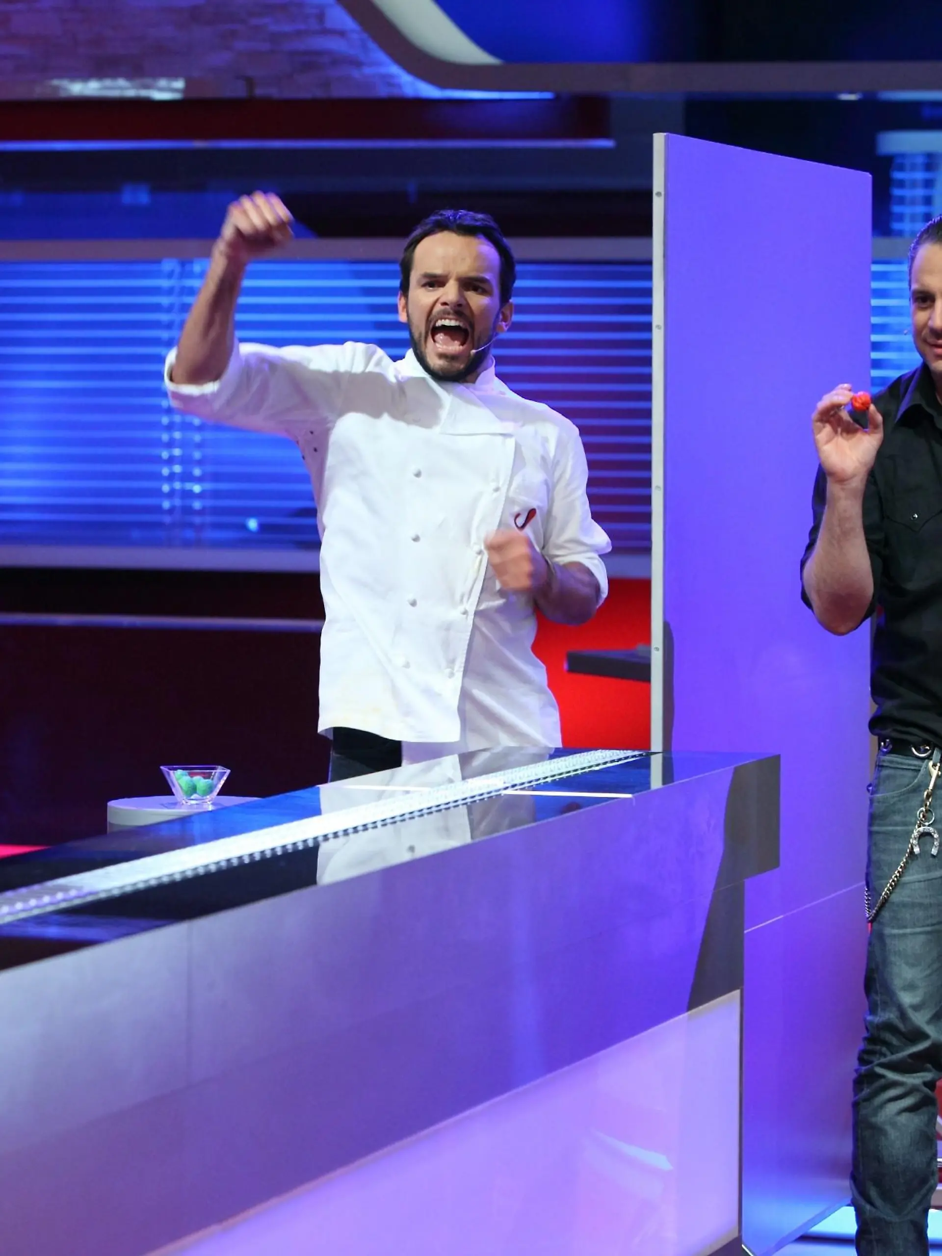 Steffen Henssler (l.) freut sich! Haben The BossHoss noch eine Chance auf einen Sieg? 