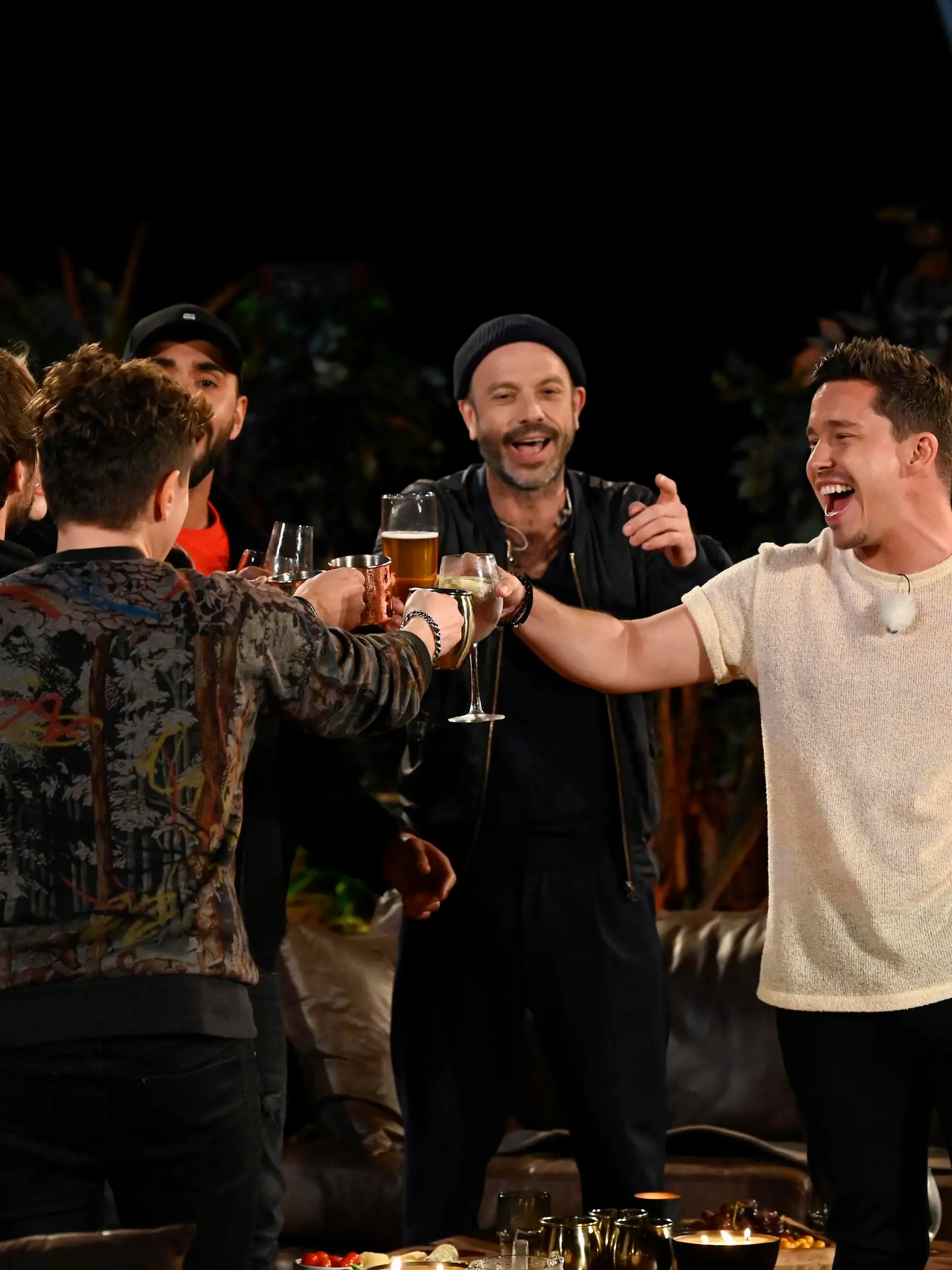 LEA (l.), Max Giesinger (2.v.l.), Michael Patrick Kelly (3.v.l.), MoTrip (3.v.r), Jan Plewka (2.v.r.) und Nico Santos.

Die Verwendung des sendungsbezogenen Materials ist nur mit dem Hinweis und Verlinkung auf TVNOW gestattet.