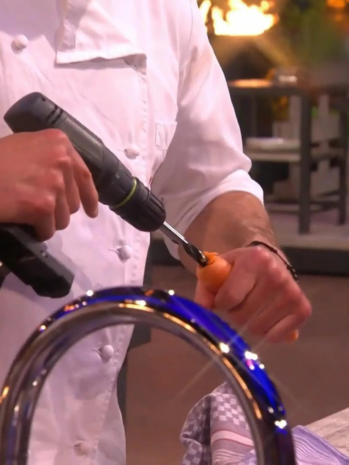 Steffen Henssler muss beim "Grill den Henssler - Sommer-Special" eine Möhre füllen - und kann das einfach nicht glauben!