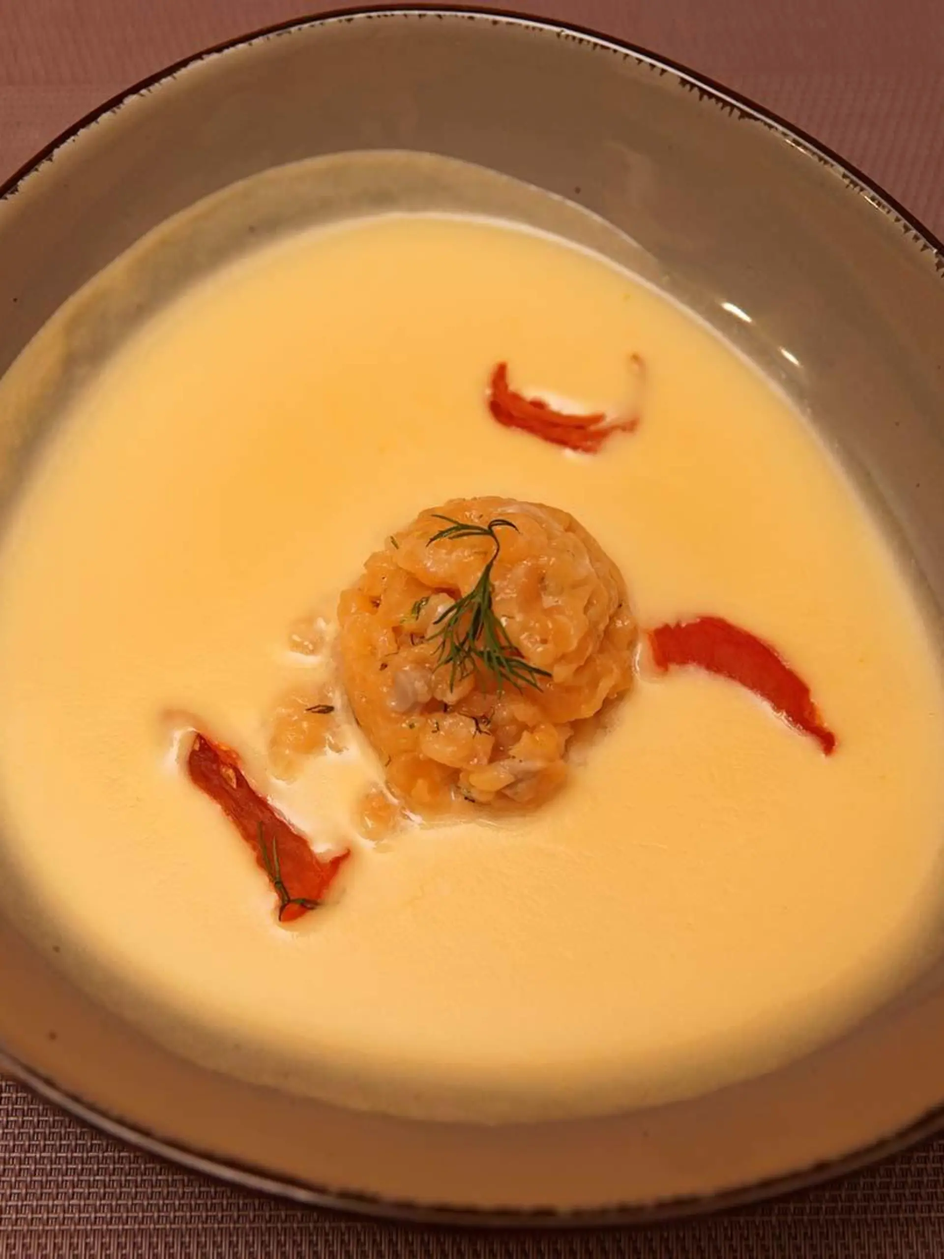 Weiße Tomatensuppe mit Lachspraline und getrockneten Tomatenfilets