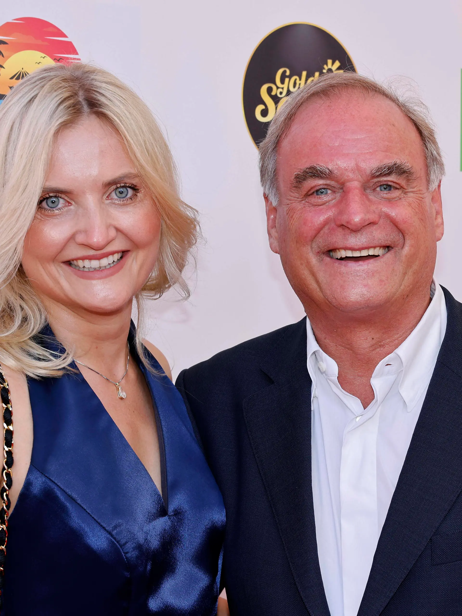  Unternehmer Georg Kofler mit seiner Begleitung Isabel bei der Gala der Goldenen Sonne 40 Jahre deutsches Privatfernsehen im im GOP Variet Theater. Essen, 02.07.2022 NRW Deutschland *** Entrepreneur Georg Kofler with his companion Isabel at the gala of the Golden Sun 40 years of German private television in the GOP Variet Theater Essen, 02 07 2022 NRW Germany Copyright: xChristophxHardtx
