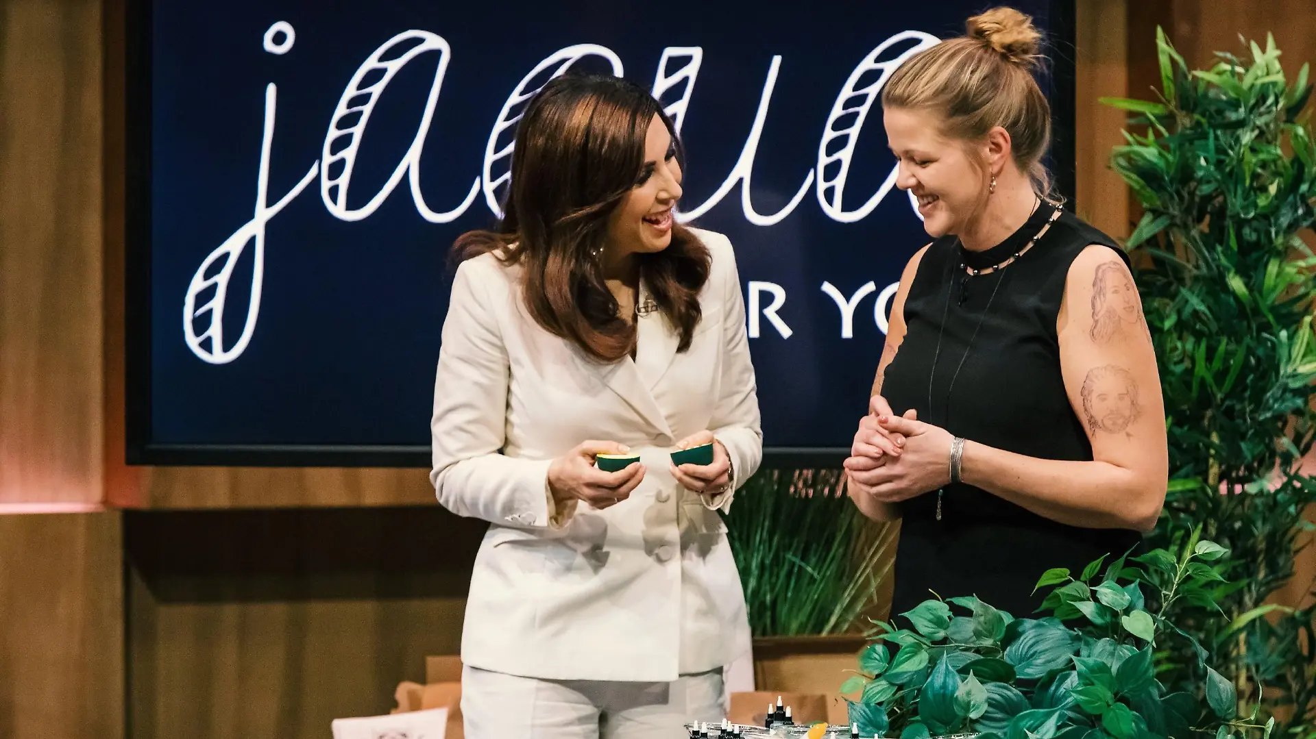 Investorin Judith Williams (l.) nimmt das "Jagua for you"-Produkt von Janet Carstensen genau unter die Lupe.