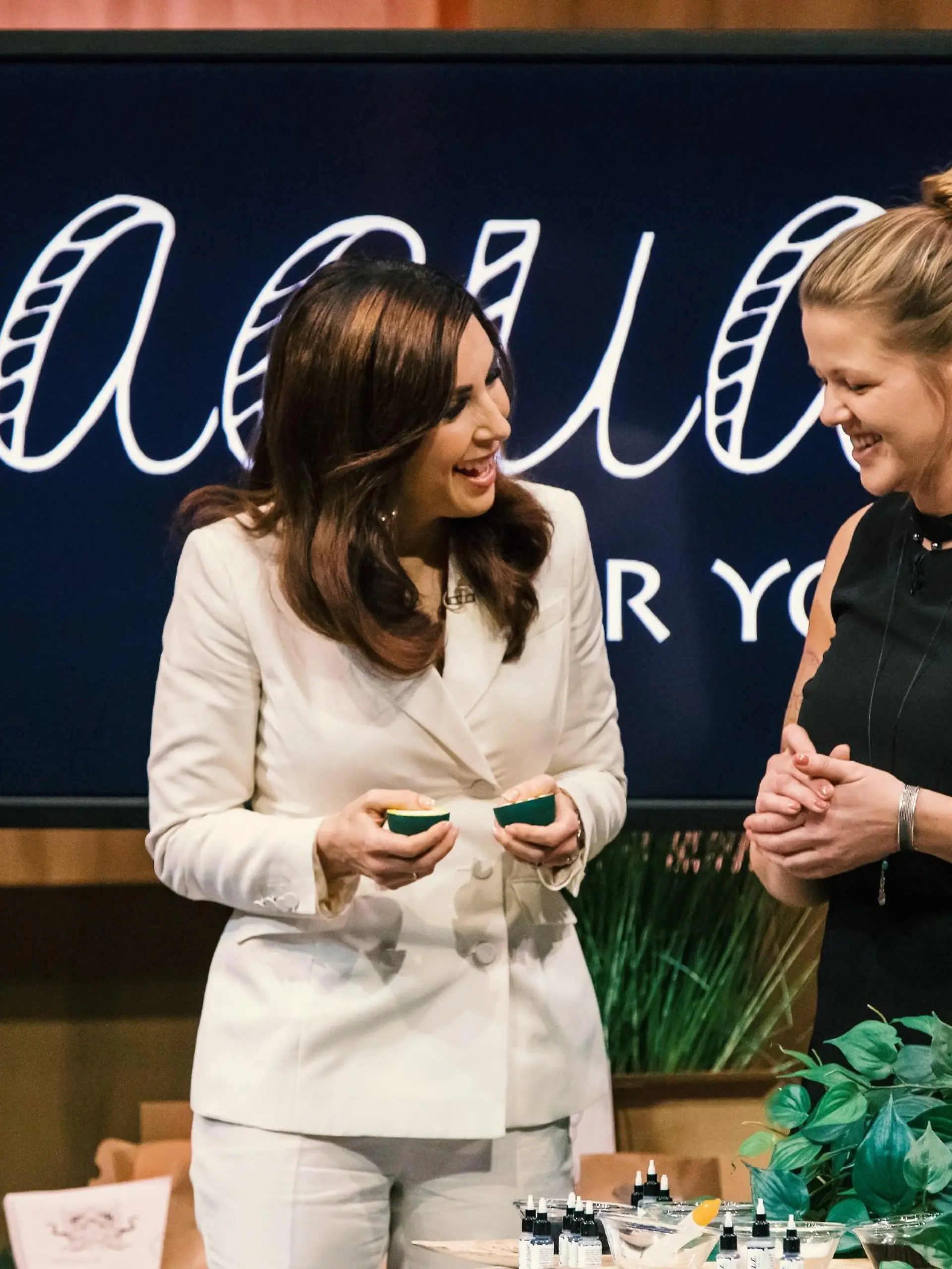 Investorin Judith Williams (l.) nimmt das "Jagua for you"-Produkt von Janet Carstensen genau unter die Lupe.