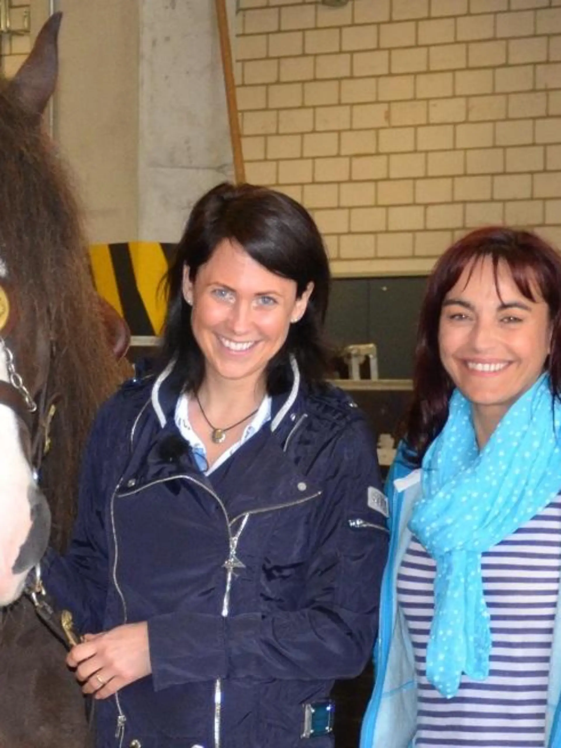 Tiergeschichten1 - VOX-DOCMA TV-BIANKA SCHNEIDER - hundkatzemaus-Reporterin Diana Eichhorn mit Pferd Naer und Horse Director Meike Arnason hinter den Kulissen der Pferdeshow Apassionata