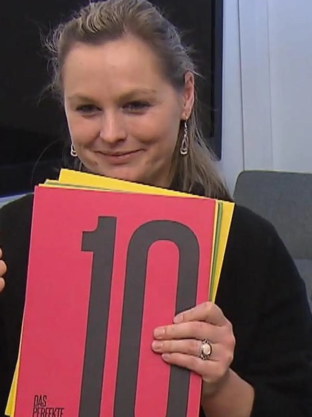 Gäste bei "perfekten Dinner" genießen den Hauptgang von Teilnehmer Karsten.