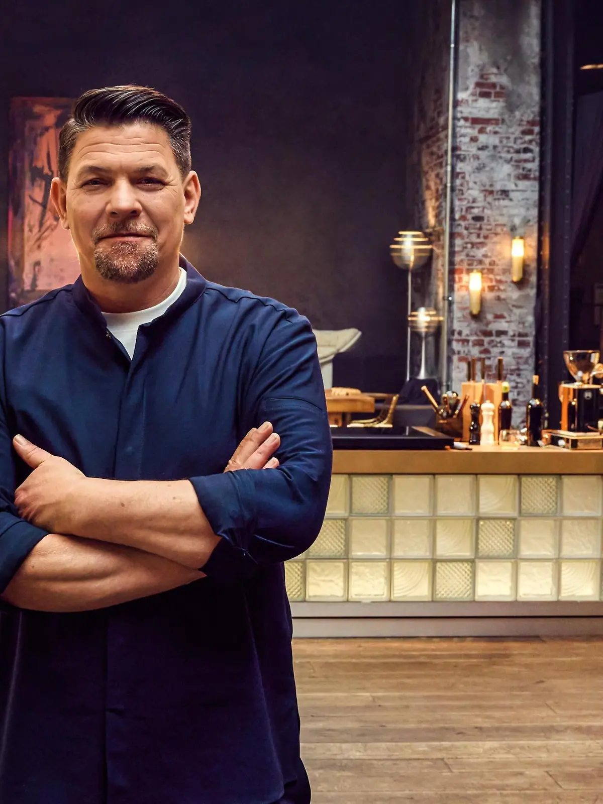 Tim Mälzer im Set des neuen Formats "Mälzers Meisterklasse".
+++ Die Verwendung des sendungsbezogenen Materials ist nur mit dem Hinweis und Verlinkung auf RTL+ gestattet. +++