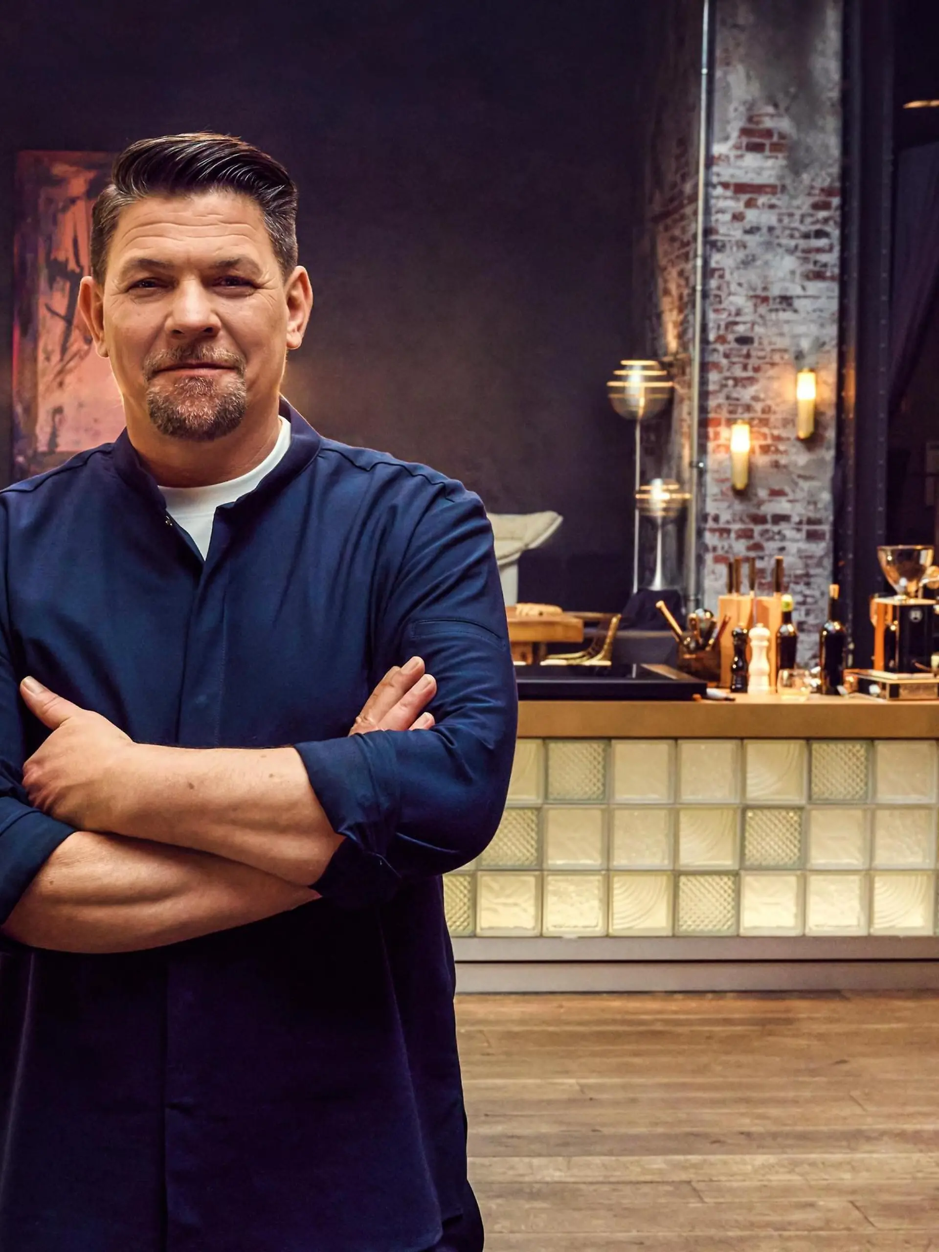 Tim Mälzer im Set des neuen Formats "Mälzers Meisterklasse".
+++ Die Verwendung des sendungsbezogenen Materials ist nur mit dem Hinweis und Verlinkung auf RTL+ gestattet. +++