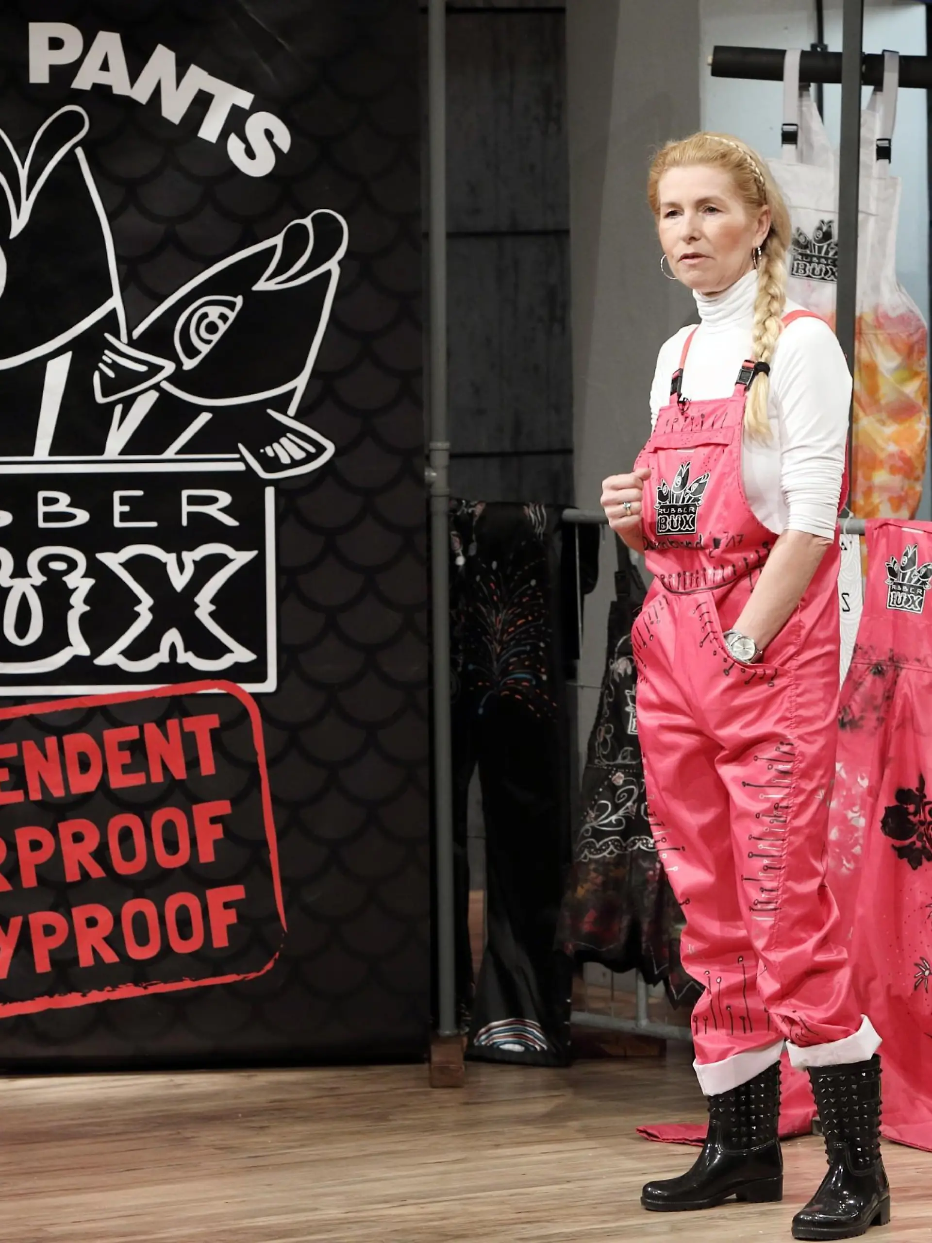 Angelika Hansen präsentiert ihr Produkt die "Rubberbüx".