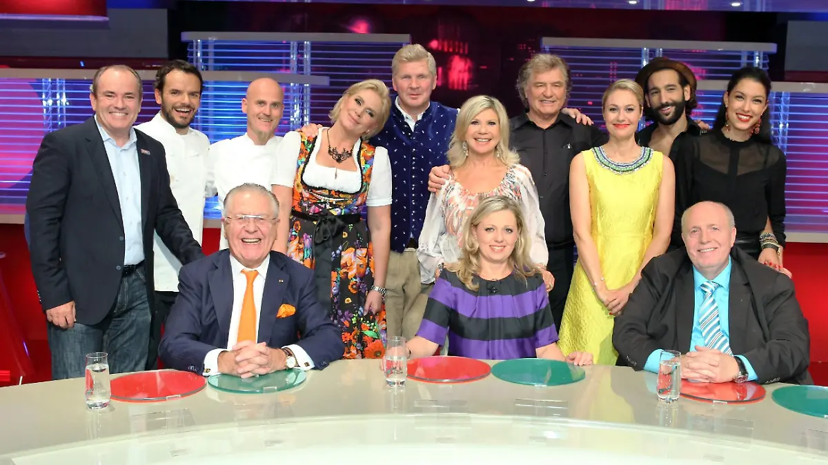Von links, hintere Reihe: Wolfram Kons, Steffen Henssler, Ralf Zacherl, Claudia Effenberg, Stefan Effenberg, Marianne Hartl, Michael Hartl, Ruth Moschner, Massimo Sinato und Rebecca Mir.
Vorne, die Jury (v.l.): Heinz Horrmann, Natalie Lumpp und Reiner Calmund 