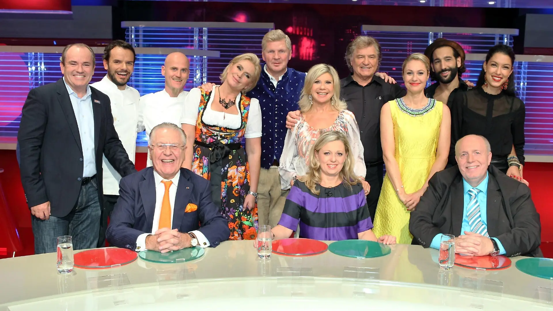 Von links, hintere Reihe: Wolfram Kons, Steffen Henssler, Ralf Zacherl, Claudia Effenberg, Stefan Effenberg, Marianne Hartl, Michael Hartl, Ruth Moschner, Massimo Sinato und Rebecca Mir.
Vorne, die Jury (v.l.): Heinz Horrmann, Natalie Lumpp und Reiner Calmund