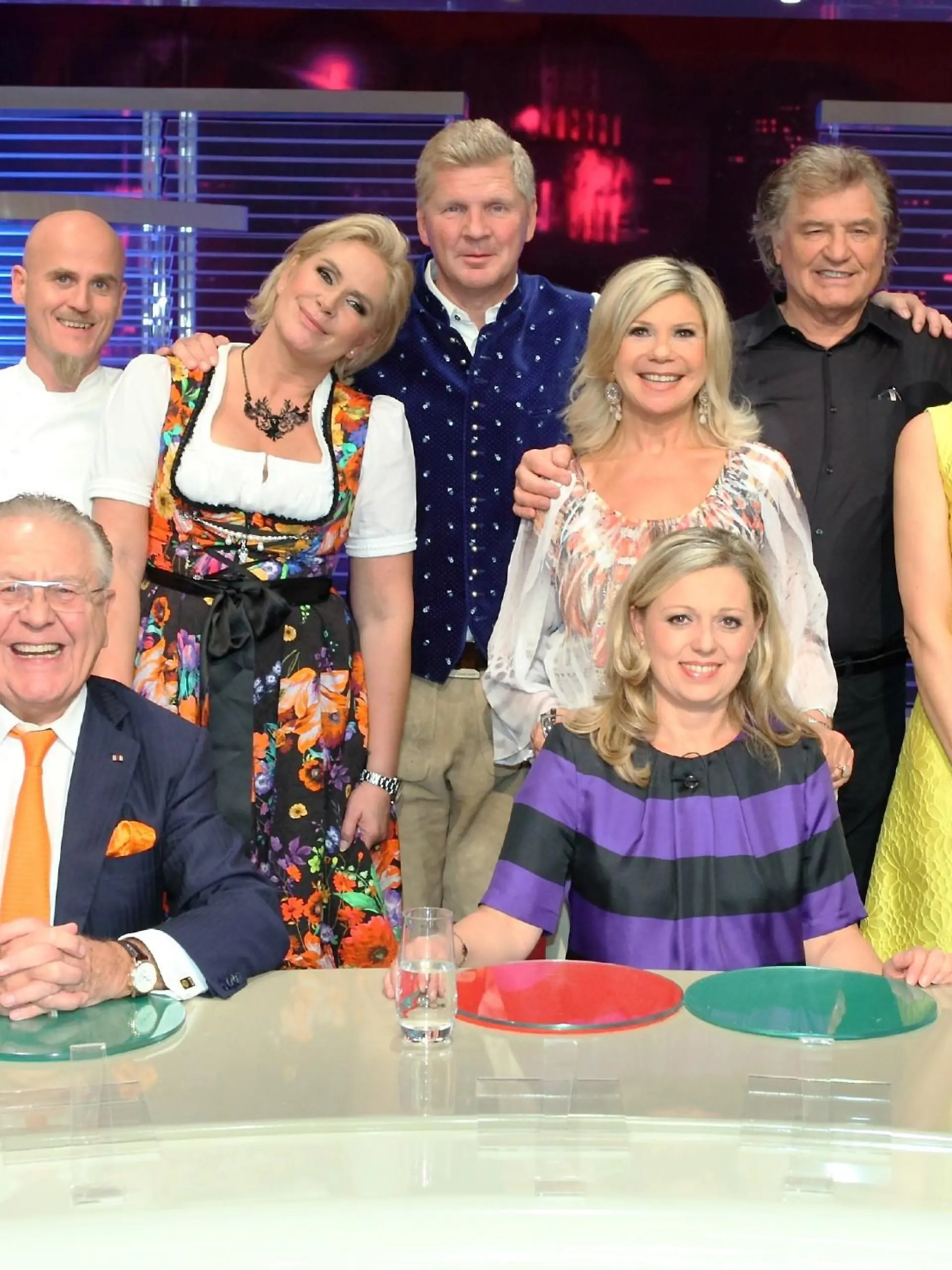 Von links, hintere Reihe: Wolfram Kons, Steffen Henssler, Ralf Zacherl, Claudia Effenberg, Stefan Effenberg, Marianne Hartl, Michael Hartl, Ruth Moschner, Massimo Sinato und Rebecca Mir.
Vorne, die Jury (v.l.): Heinz Horrmann, Natalie Lumpp und Reiner Calmund 