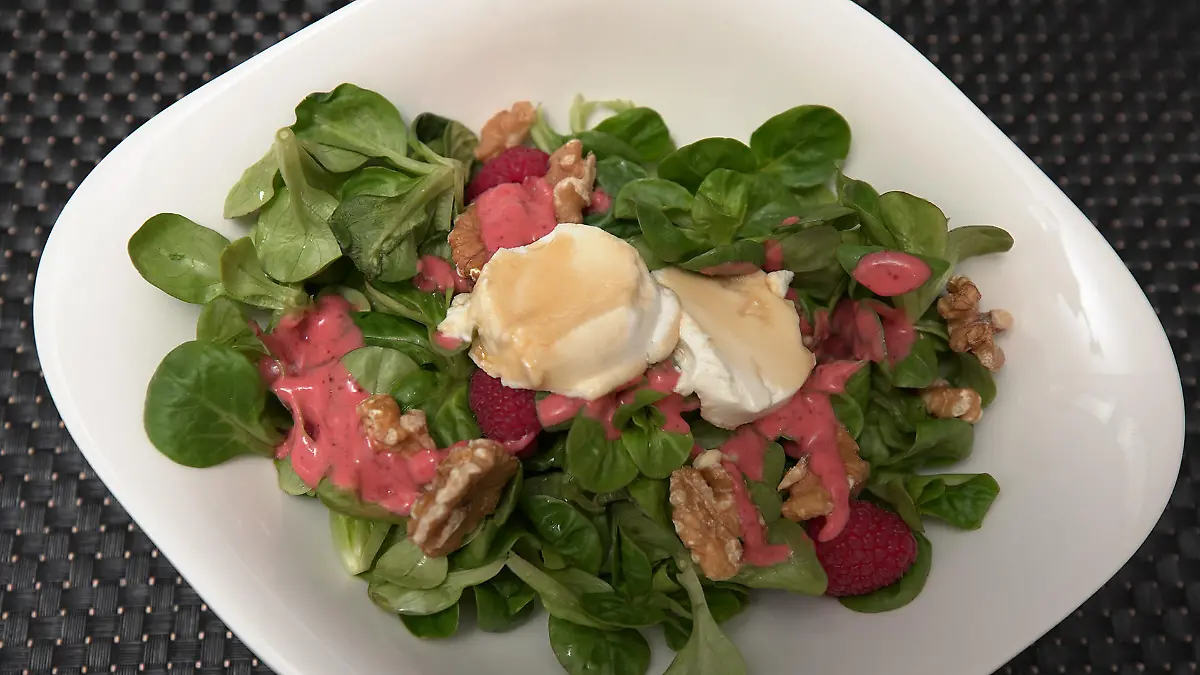 Gratinierter Honig-Ziegenkäse mit Feldsalat und Himbeervinaigrette