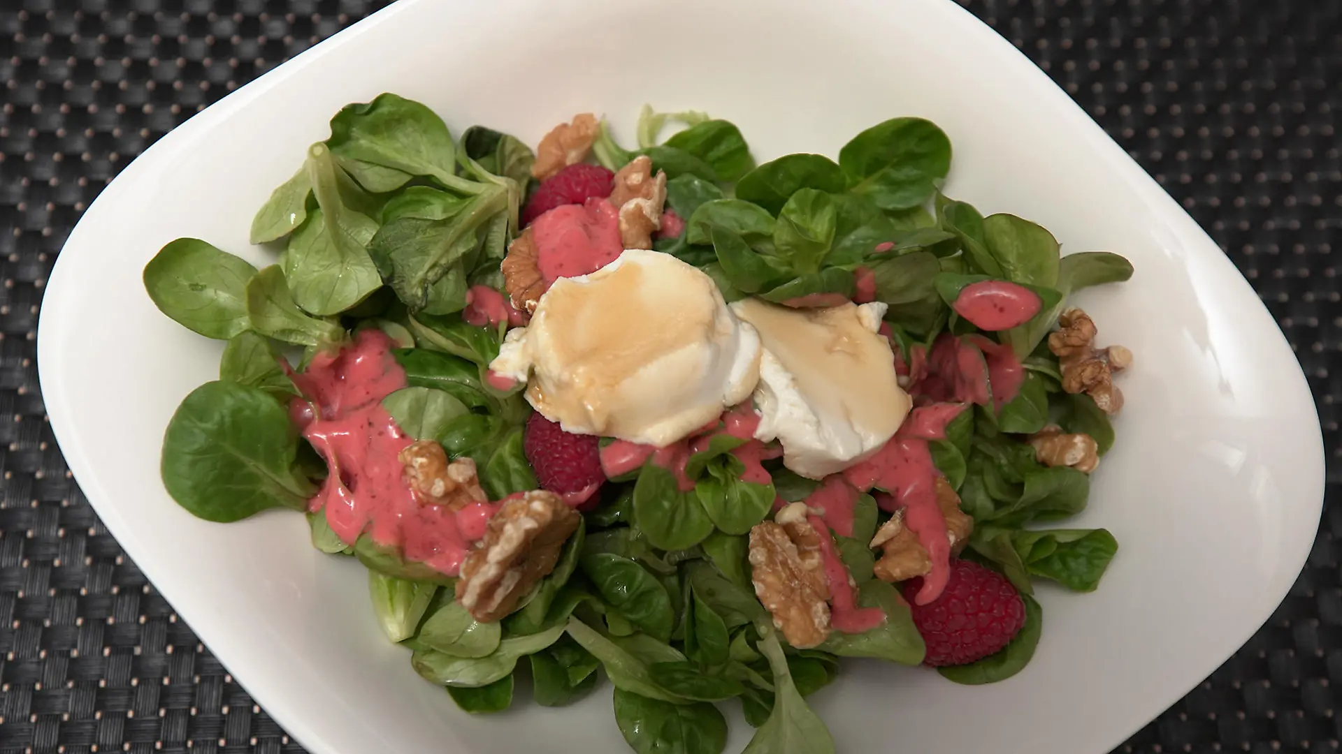 Gratinierter Honig-Ziegenkäse mit Feldsalat und Himbeervinaigrette