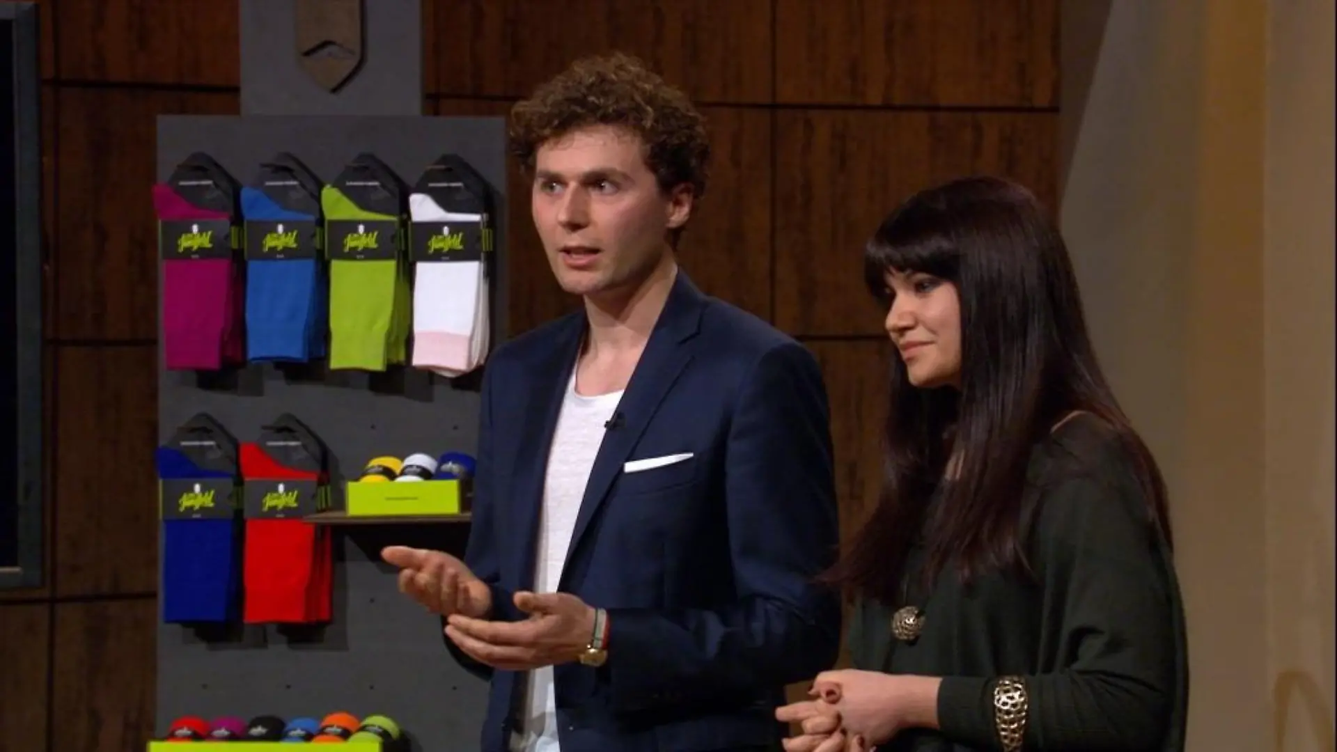 Maria Pentschev und Lucas Pulcert stellen ihr Start-Up "Von Jungfeld" vor.