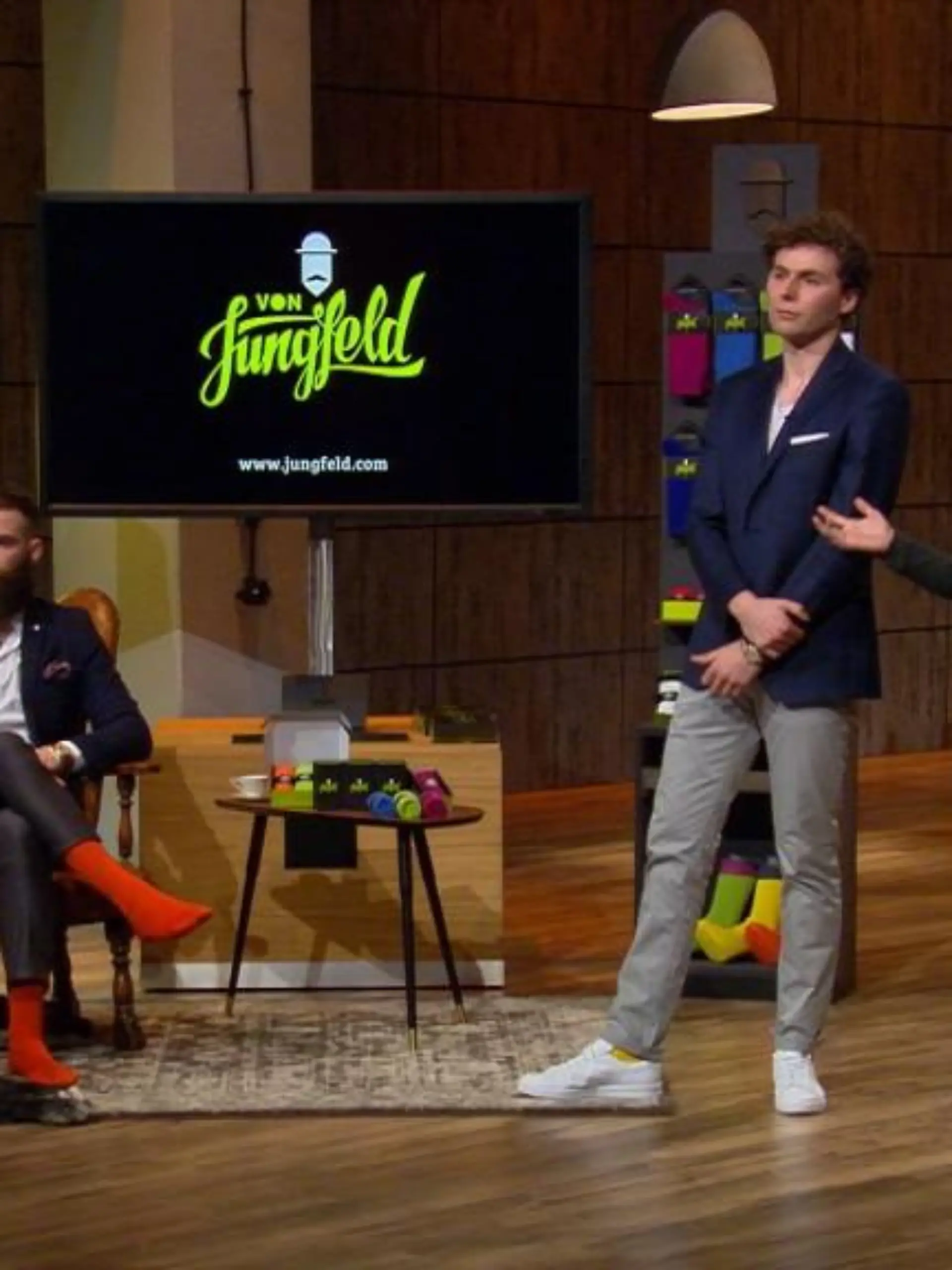 Maria Pentschev und Lucas Pulcert stellen ihr Start-Up "Von Jungfeld" vor.