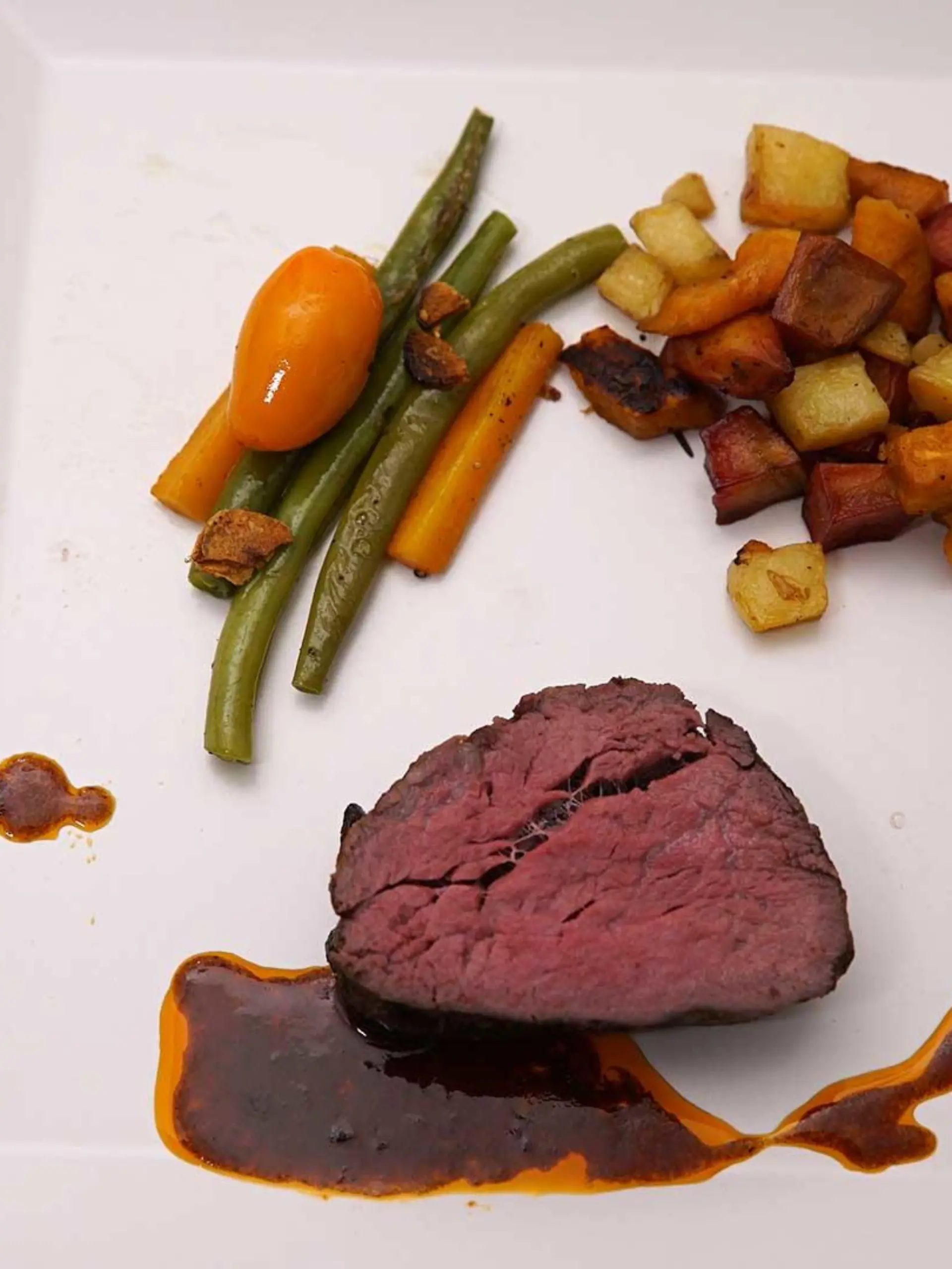Rinderfilet an Gemüse-Kartoffel-Trio auf Port-Jus