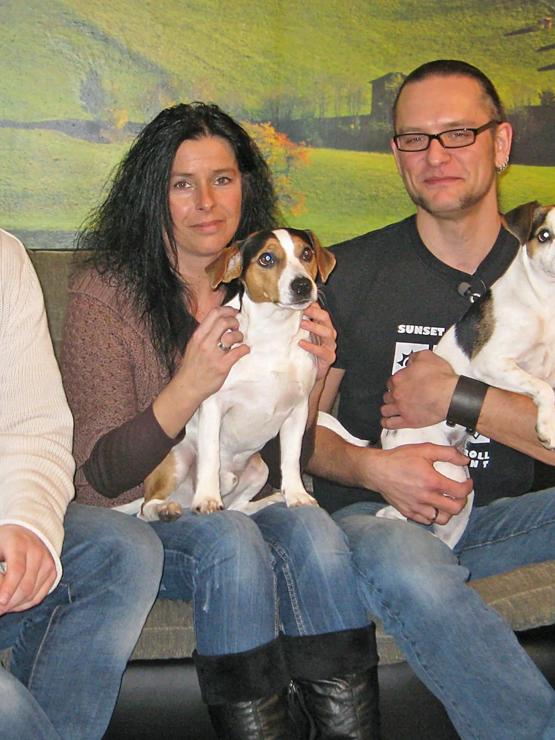 Optisch so ähnlich, charakterlich aber grundverschieden - das sind die beiden Jack Russell Terrier der Familie Duda. Martin Rütter sieht nach wenigen Tests, dass Rüde Pinuu die Erziehungsmaßnahmen dringender nötig hat als die Hündin Yoki.