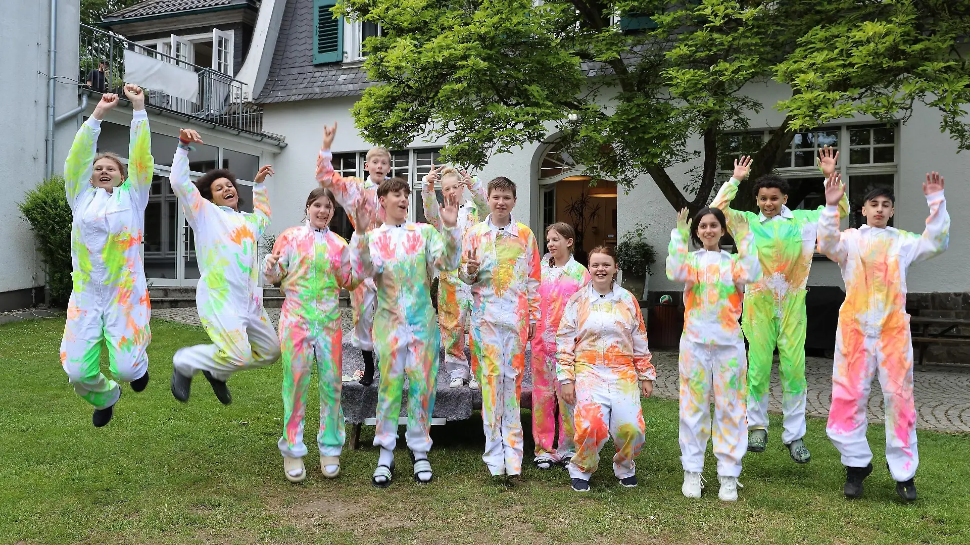 v.l.: Linda, Victor, Aliya, Tom, Matts, Josephine, Sean, Abigail, Paulina, Lara, Eric und Mert

+++ Die Verwendung des sendungsbezogenen Materials ist nur mit dem Hinweis und Verlinkung auf RTL+ gestattet. +++