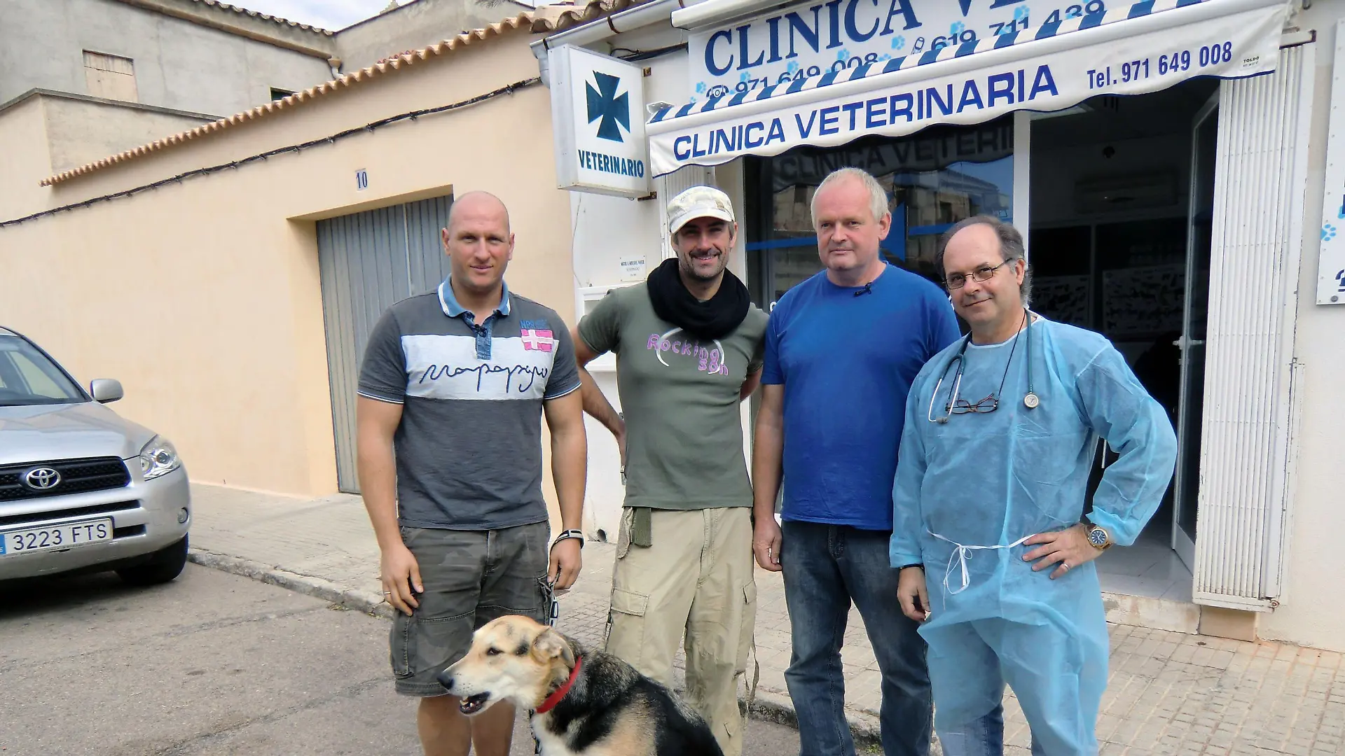Ein deutscher Urlauber (l.) hat mit Unterstützung von Stefan Track (2.v.l.) seinen entlaufenden Hund zurückbekommen und bringt ihn zum Tierarzt-Check nach Ses Salines. Der Tierarzt Ludger Vietmeyer (2.v.r.) unterstützt Veterinär Miquel Mecadal Vaquer in der Clinica Veterinaria von Ses Salines.