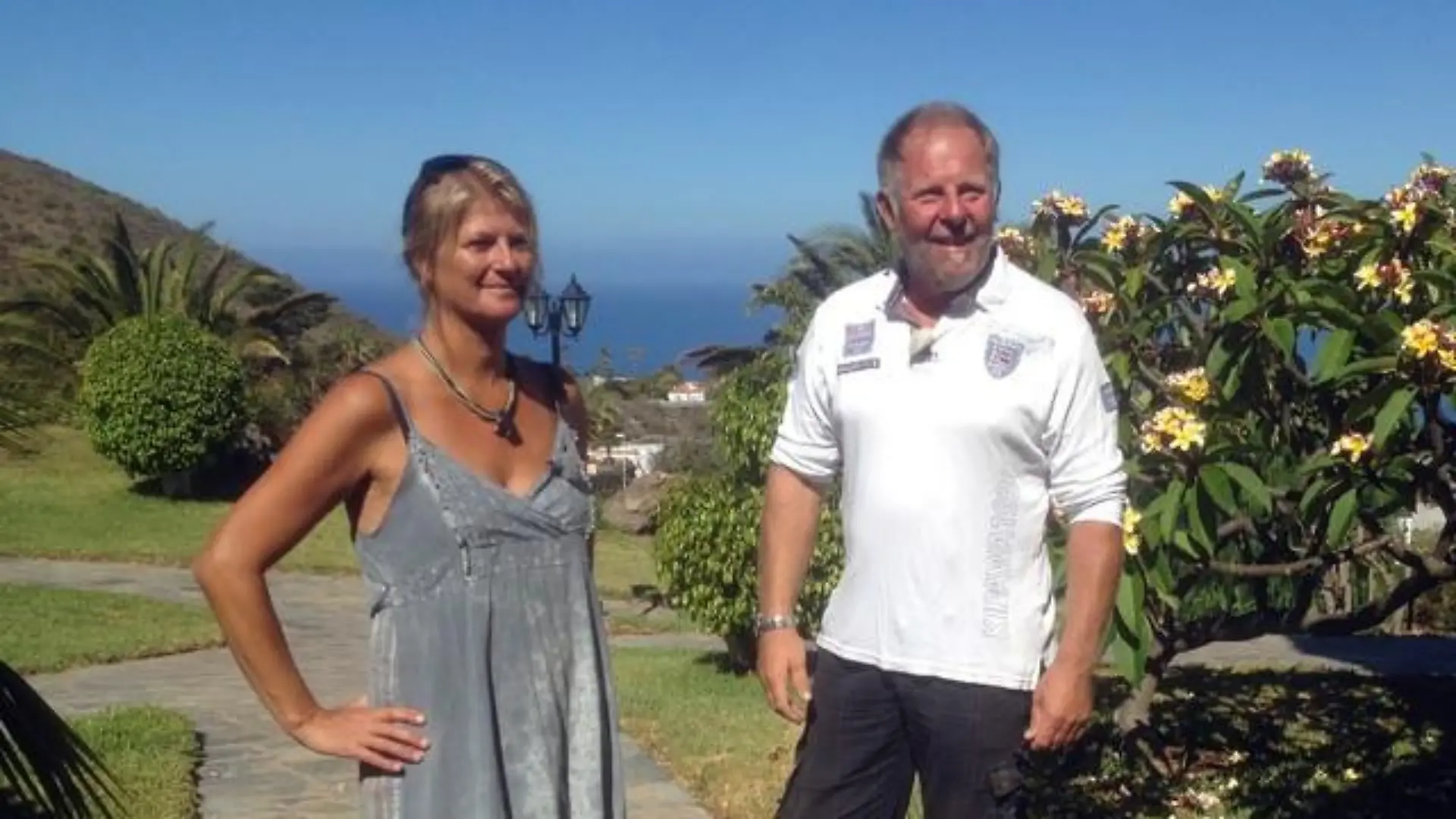 Mit 52 noch einmal einen Neuanfang wagen und für die Liebe zu einem Mann sein altes Leben aufgeben _ das ist die Geschichte von Simone Sterzik. Simone zieht zu Siggi. Einem Auswanderer, der auf der Kanareninsel La Palma lebt. Siggi ist Überlebenskünstler, Abenteurer, Weltenbummler.
