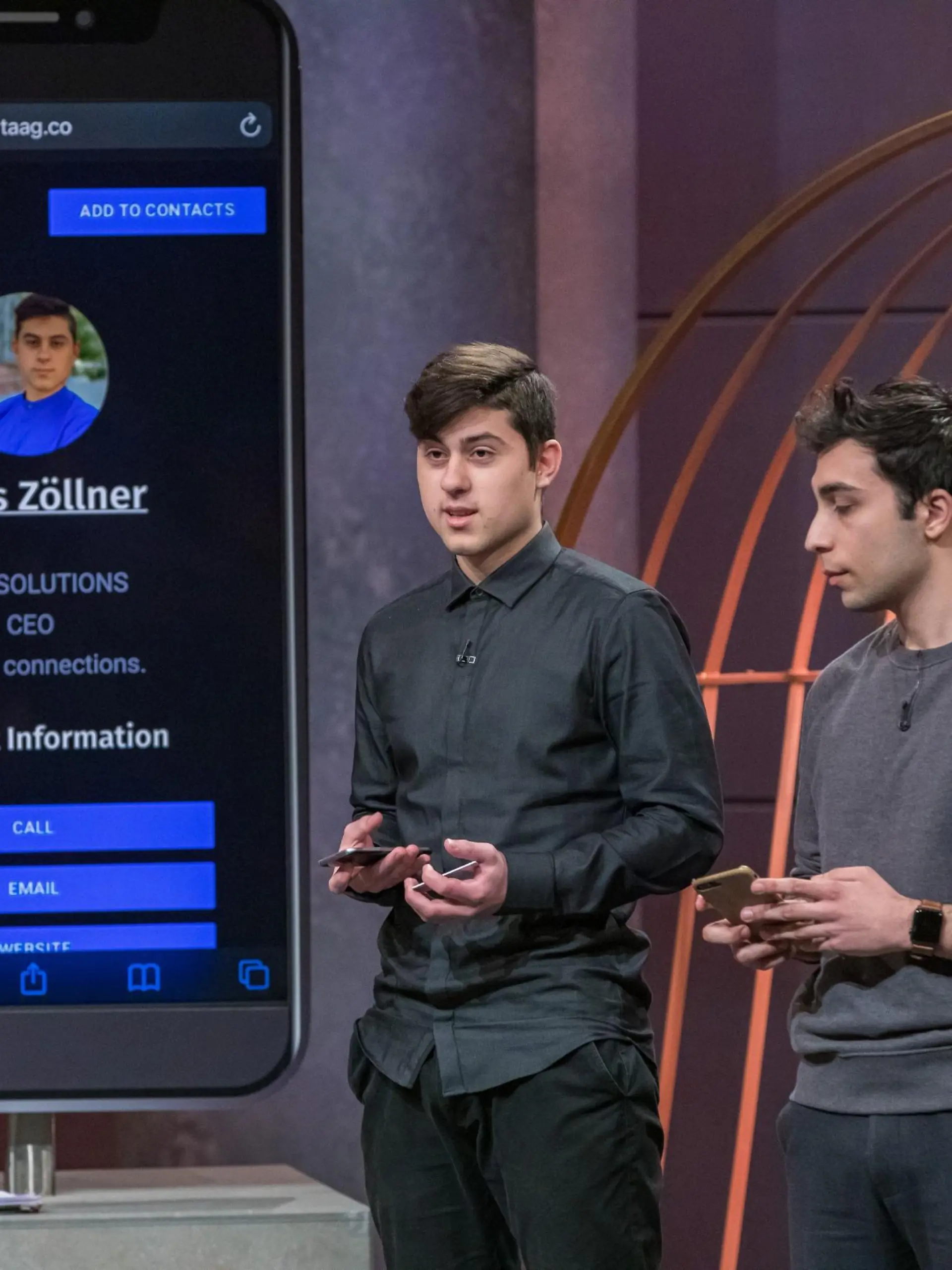 Davis Zöllner (l.) und Berkay Cankiran aus Hamburg präsentieren mit _MyTaag_ eine Software für NFC-Visitenkarten. Sie erhoffen sich ein Investment von 50.000 Euro für 30 Prozent der Anteile an ihrem Unternehmen.

Die Verwendung des sendungsbezogenen Materials ist nur mit dem Hinweis und Verlinkung auf TVNOW gestattet.