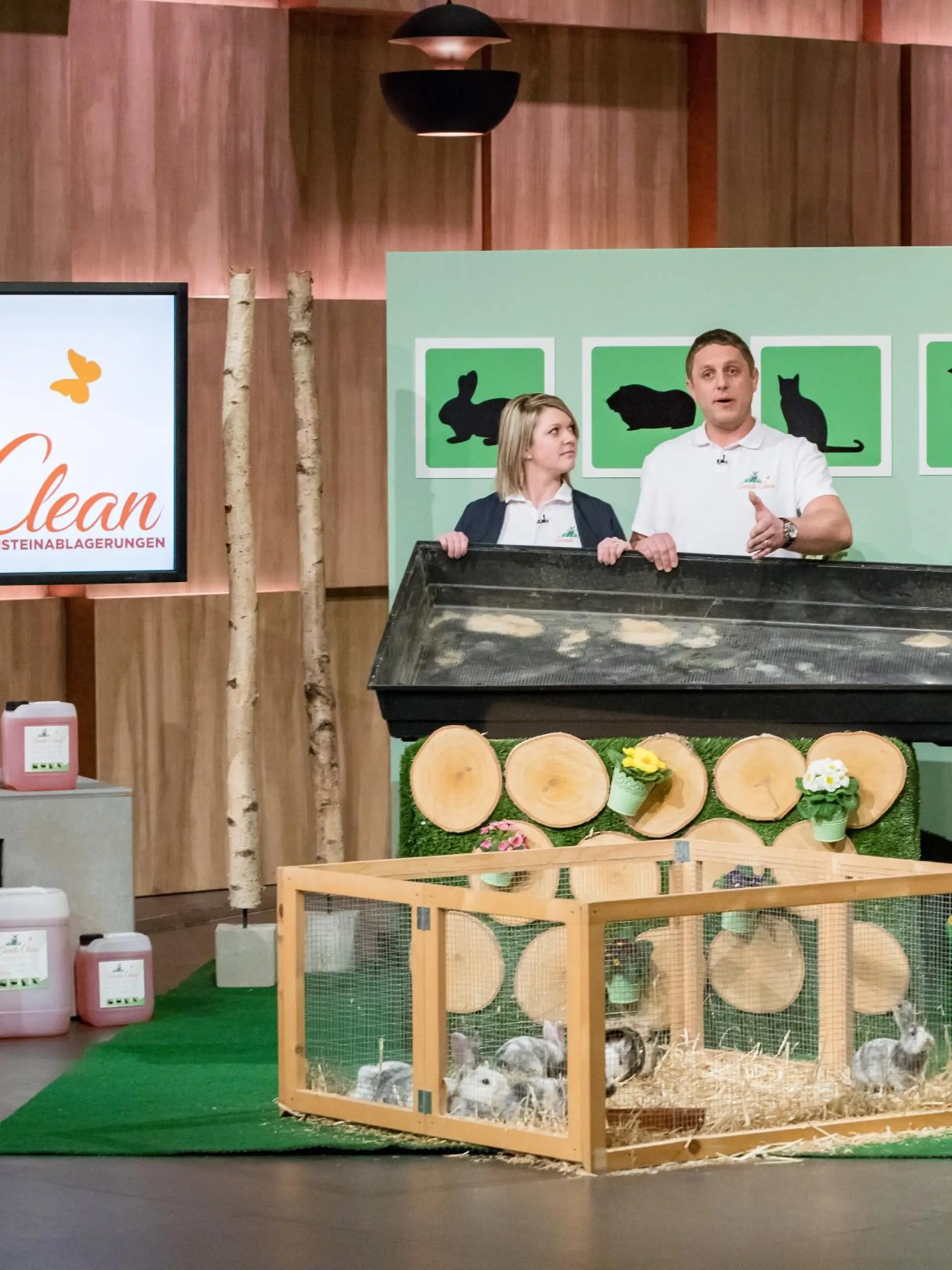  Sandra und Sven Arnold aus Pohlern in der Schweiz präsentieren mit "Sanilu Clean" ein Reinigungsmittel für Kleintierkäfige. Sie erhoffen sich ein Investment von 60.000 Euro für 10 Prozent der Anteile an ihrem Unternehmen.