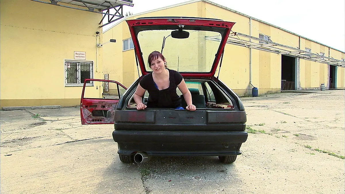 Jule (21) möchte ihren Mädchentraum verwirklichen: Seit drei Jahren versucht sie ihren 85er Scirocco in ein sportliches Prachtstück zu verwandeln. Doch aus dem einst so strahlenden Scirocco wurde ein schwarzer Albtraum.