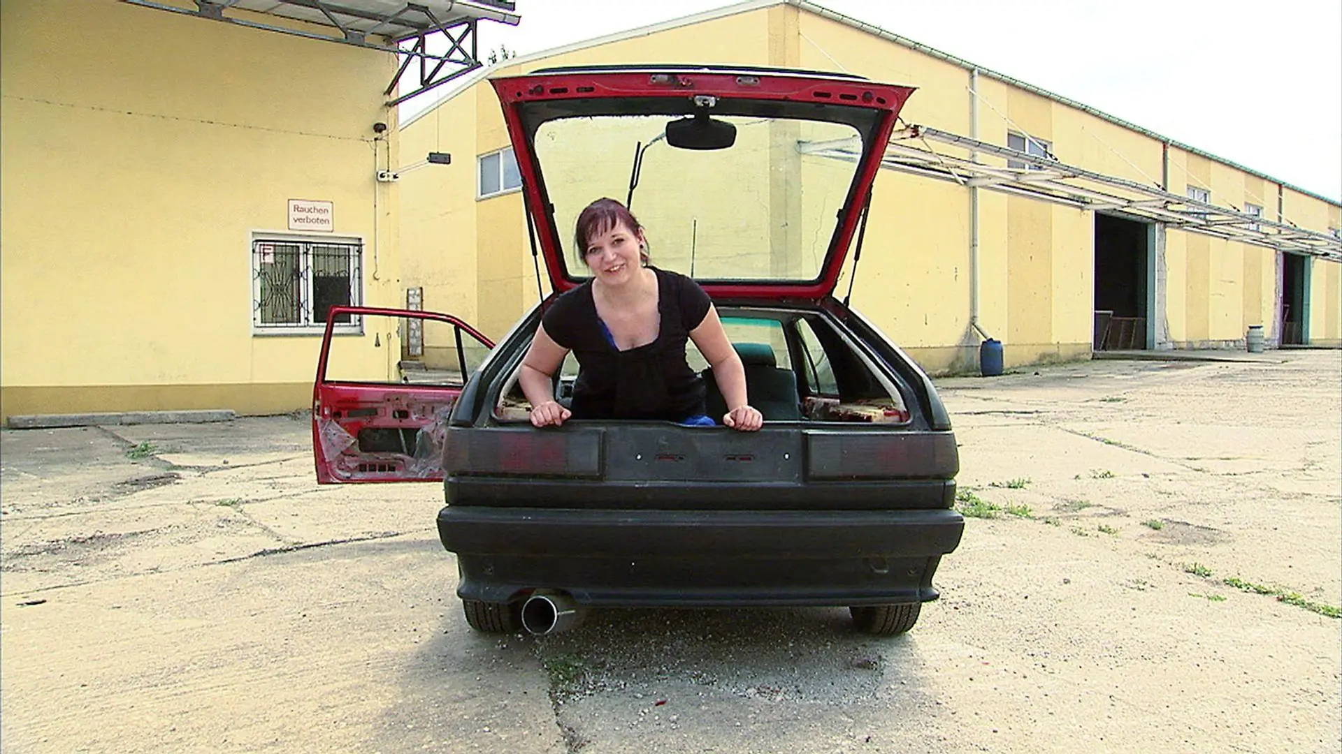 Jule (21) möchte ihren Mädchentraum verwirklichen: Seit drei Jahren versucht sie ihren 85er Scirocco in ein sportliches Prachtstück zu verwandeln. Doch aus dem einst so strahlenden Scirocco wurde ein schwarzer Albtraum.