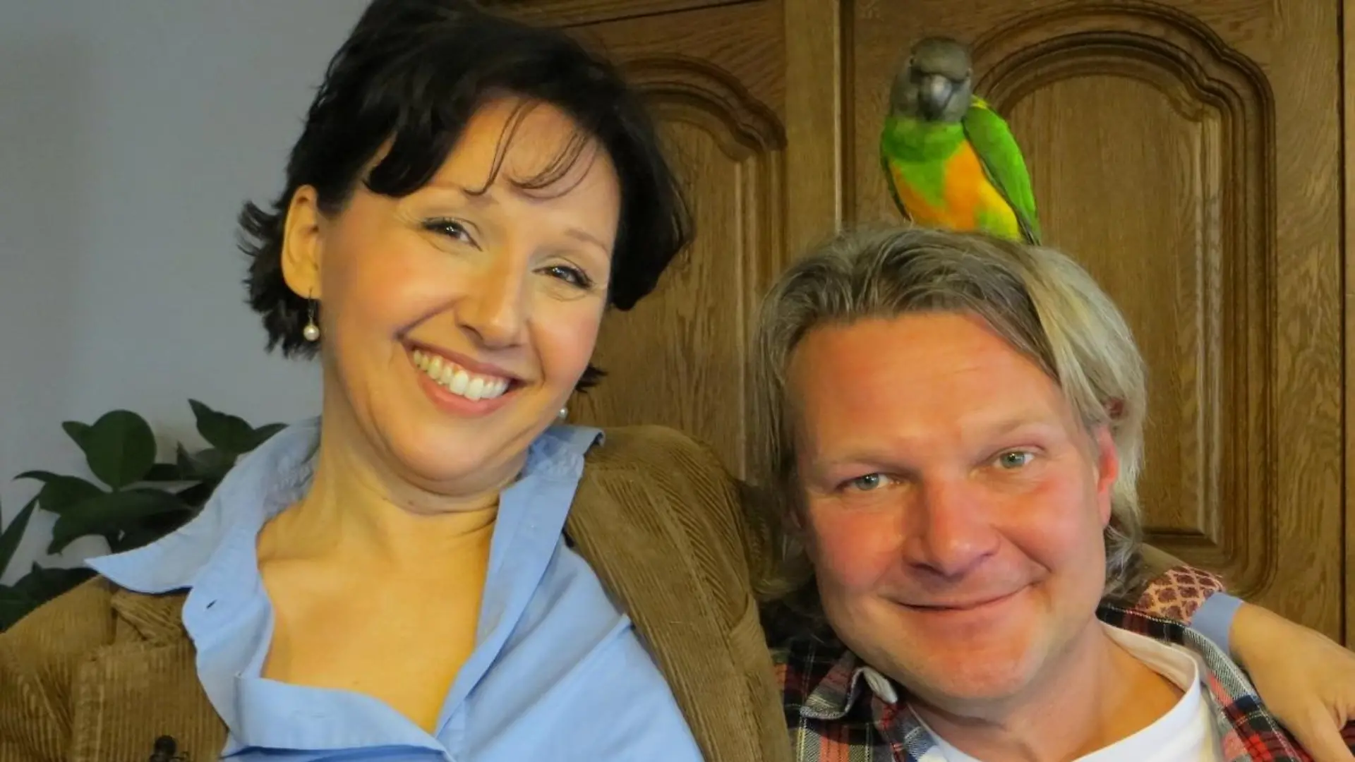 Tiere in Not - VOX-DOCMA TV - Frank Weber und Papageienexpertin Ann Castro mit Mohrenkopfpapagei