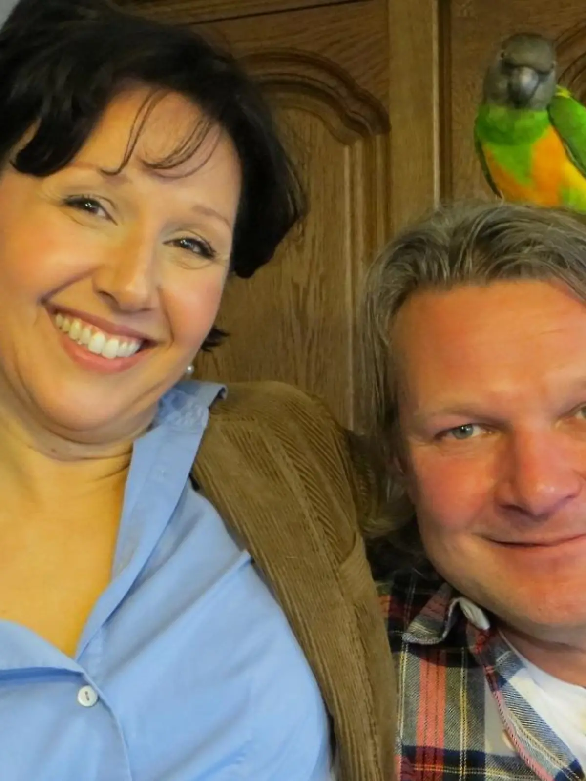 Tiere in Not - VOX-DOCMA TV - Frank Weber und Papageienexpertin Ann Castro mit Mohrenkopfpapagei