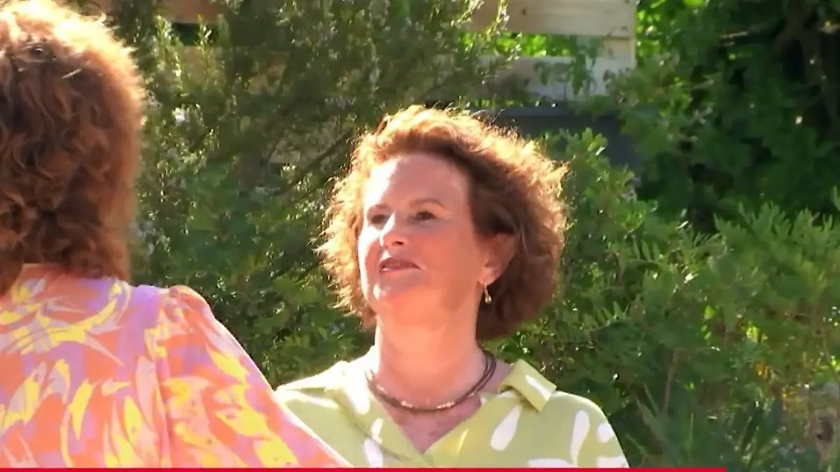 Gerade frisch angekommen, weiß Angelika nicht, welcher Mann sie in Roland Trettls "First Dates Hotel" erwartet.
