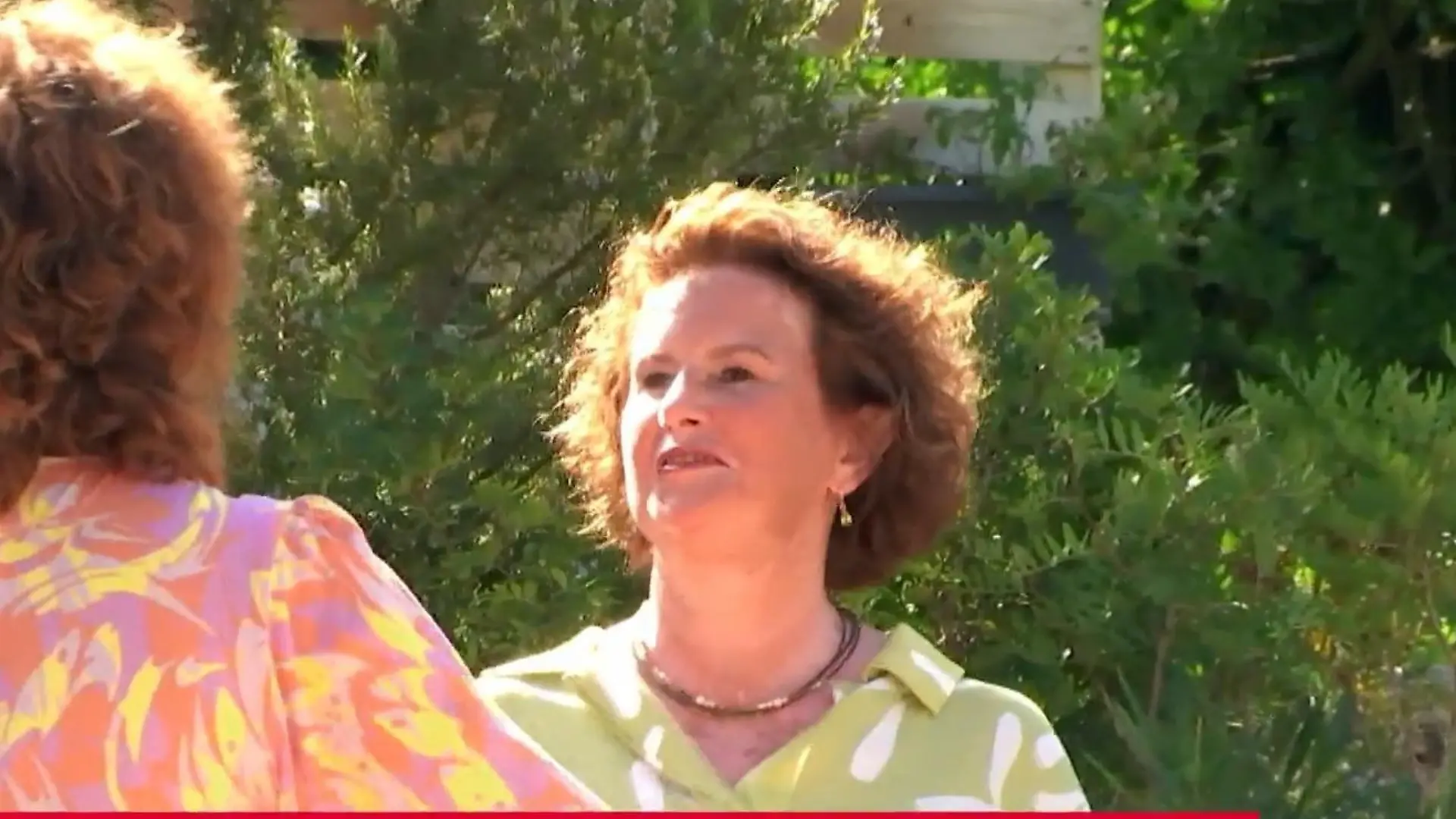 Gerade frisch angekommen, weiß Angelika nicht, welcher Mann sie in Roland Trettls "First Dates Hotel" erwartet.