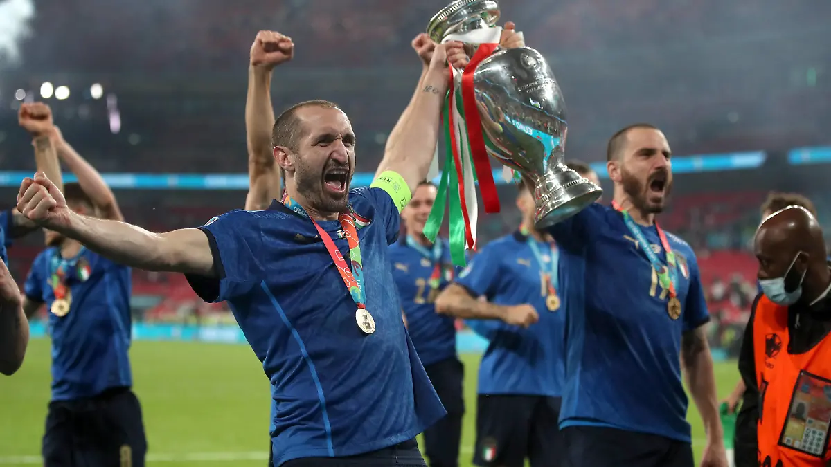 Sport Themen der Woche KW27 Sport Bilder des Tages Italy v England - UEFA EURO, EM, Europameisterschaft,Fussball 2020 Final - Wembley Stadium Italy s Giorgio Chiellini and Leonardo Bonucci carry the trophy and celebrate with team-mates after winning the penalty shoot-out after the UEFA Euro 2020 Final at Wembley Stadium, London. Picture date: Sunday July 11, 2021. RESTRICTIONS: Use subject to restrictions. Editorial use only, no commercial use without prior consent from rights holder. PUBLICATIONxINxGERxSUIxAUTxONLY Copyright: xNickxPottsx 60888758
