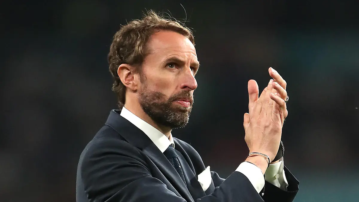 Italy v England - UEFA EURO, EM, Europameisterschaft,Fussball 2020 Final - Wembley Stadium England manager Gareth Southgate applauds the fans following defeat in the penalty shoot-out after the UEFA Euro 2020 Final at Wembley Stadium, London. Picture date: Sunday July 11, 2021. RESTRICTIONS: Use subject to restrictions. Editorial use only, no commercial use without prior consent from rights holder. PUBLICATIONxINxGERxSUIxAUTxONLY Copyright: xNickxPottsx 60888178
