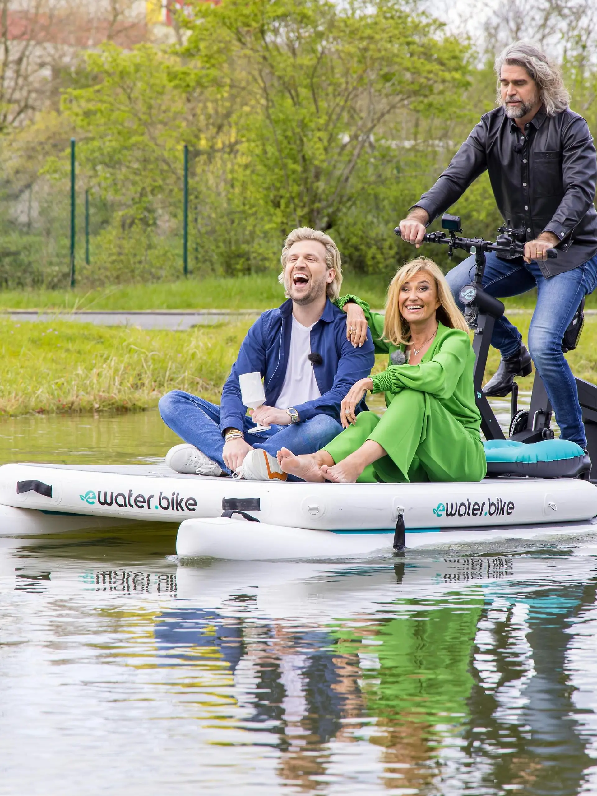 Die "Löwen" Nils Glagau (r.), Dagmar Wöhrl und Tillman Schulz machen eine Probefahrt mit dem E-Wasserfahrrad eWater.Bike. 

+++ Die Verwendung des sendungsbezogenen Materials ist nur mit dem Hinweis und Verlinkung auf RTL+ gestattet. +++