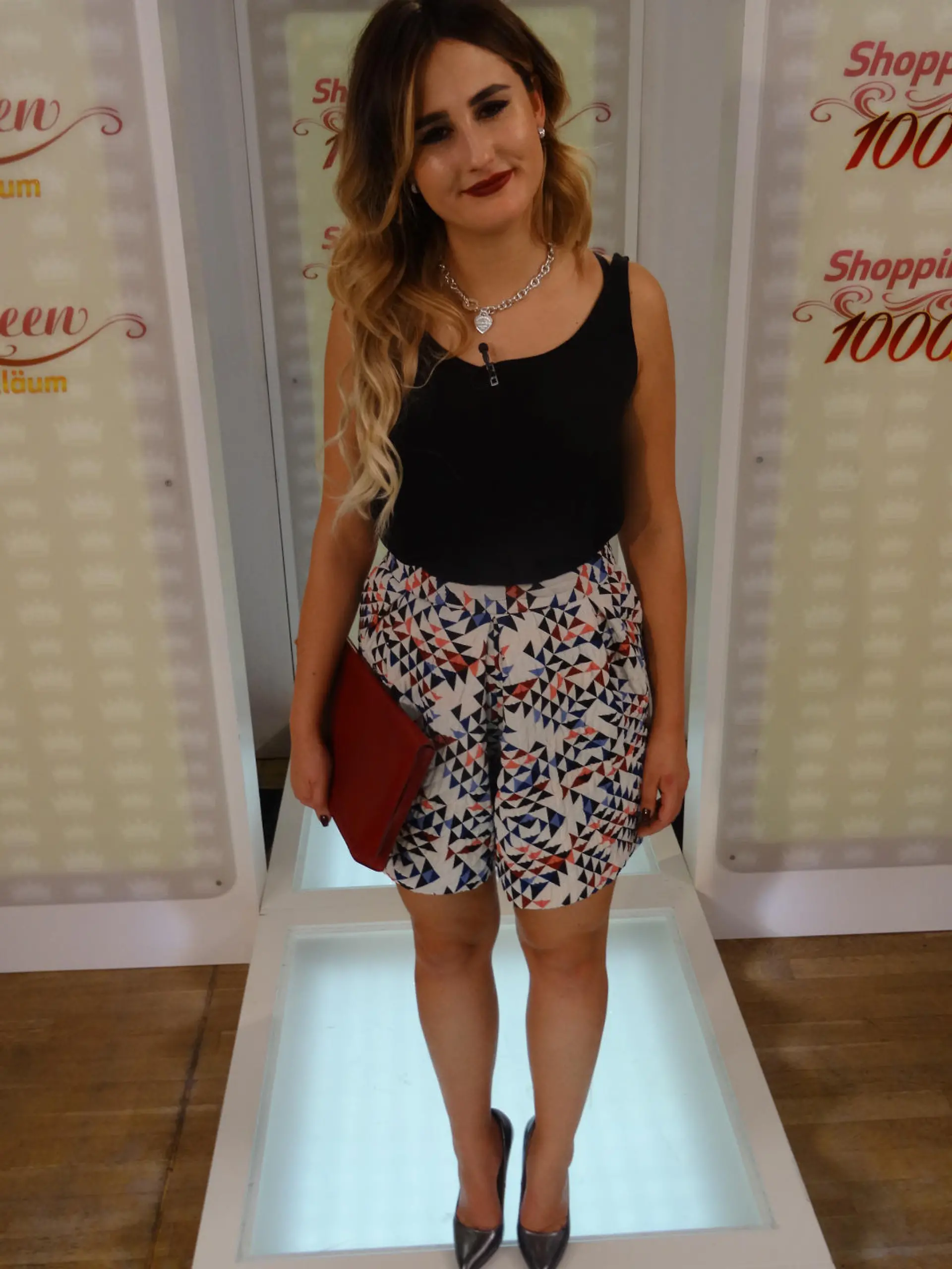 Bild zu: ""Shopping Queen"-Kandidatin Lisa setzt ihr Designer-It-Piece in Szene."