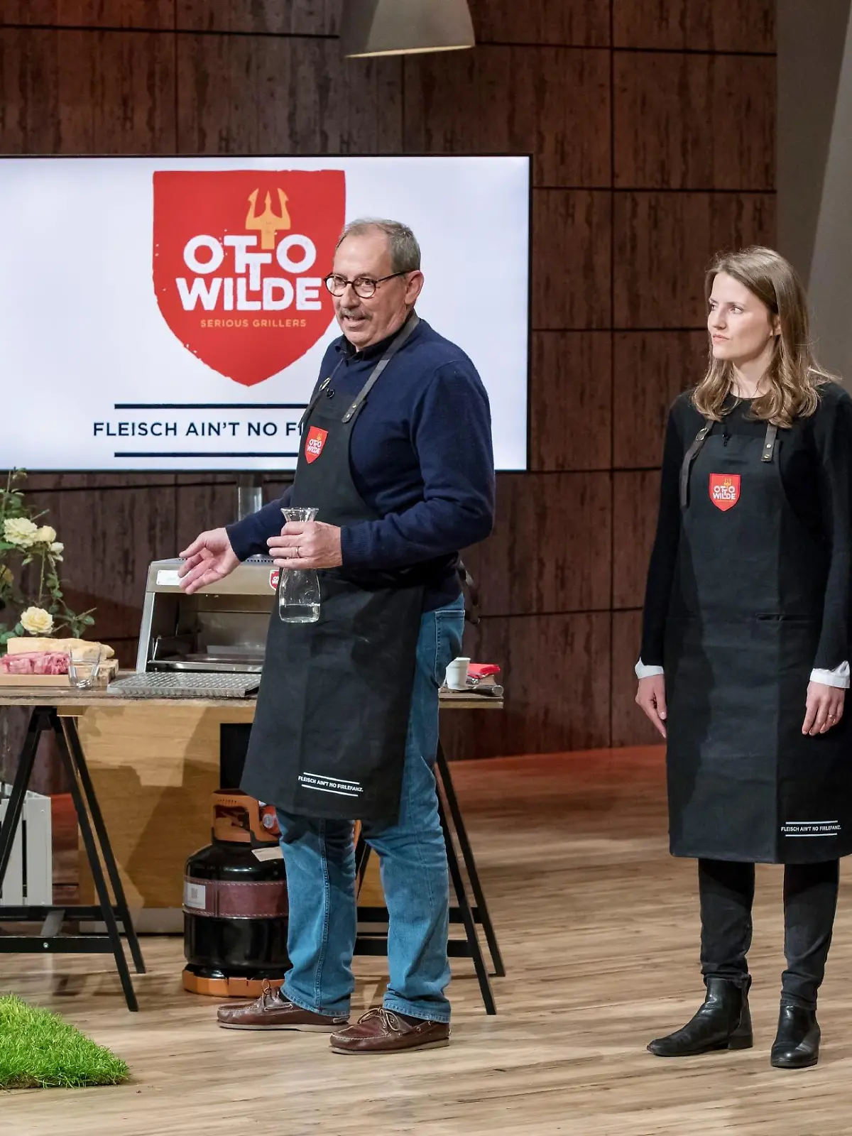 Otto Wilde (l.), Julia Wilde und Alexander Luik aus Düsseldorf präsentieren den 900 Grad Grill von "Otto Wilde Grillers. Sie erhoffen sich ein Investment von 2.000.000 Euro für 20 Prozent ihres Unternehmens.