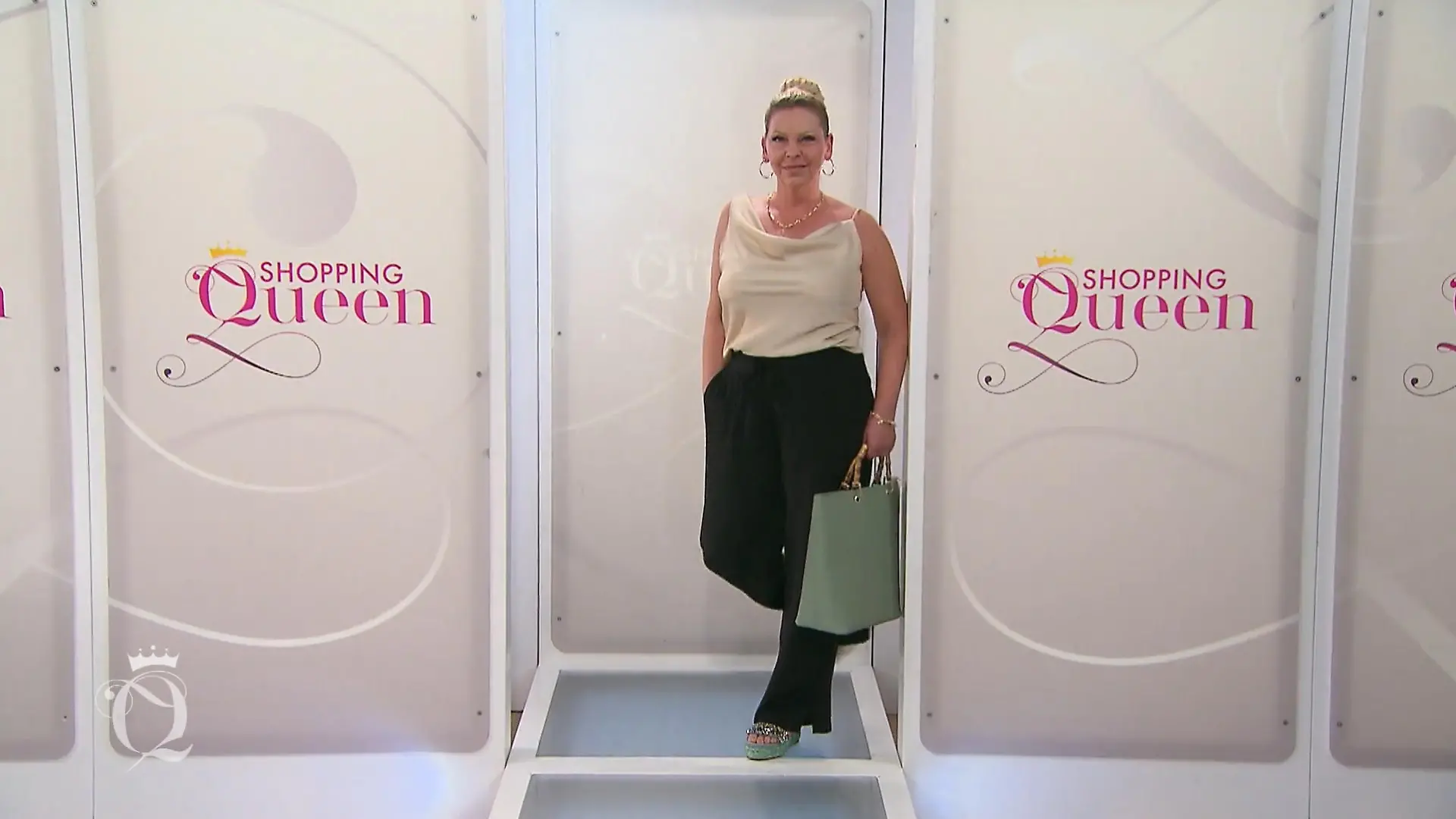 „Shopping Queen“-Kandidatin Petra macht auf dem Catwalk gute Miene zum bösen Motto.