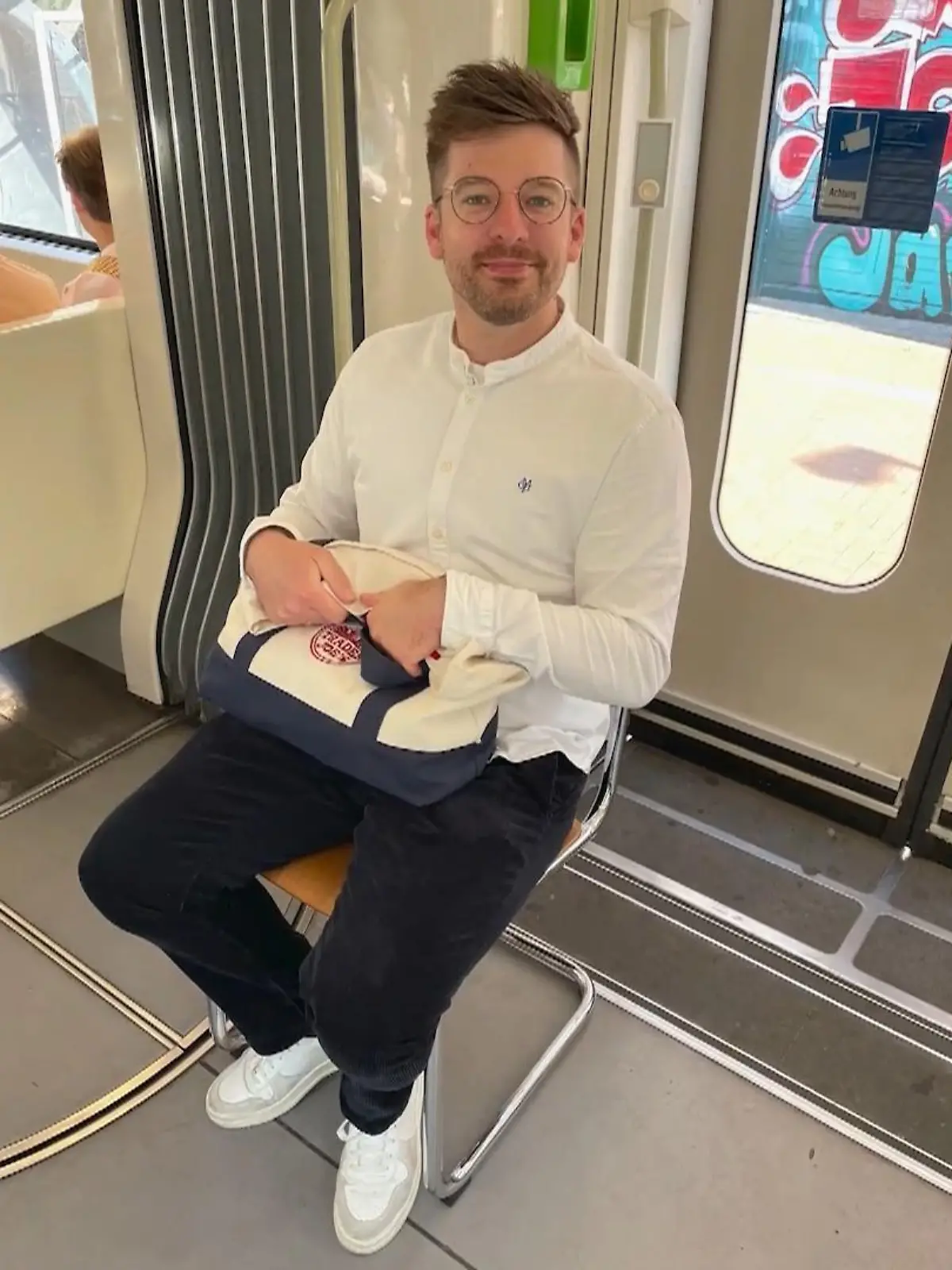 Norman bringt seinen Stuhl mit zu Felix