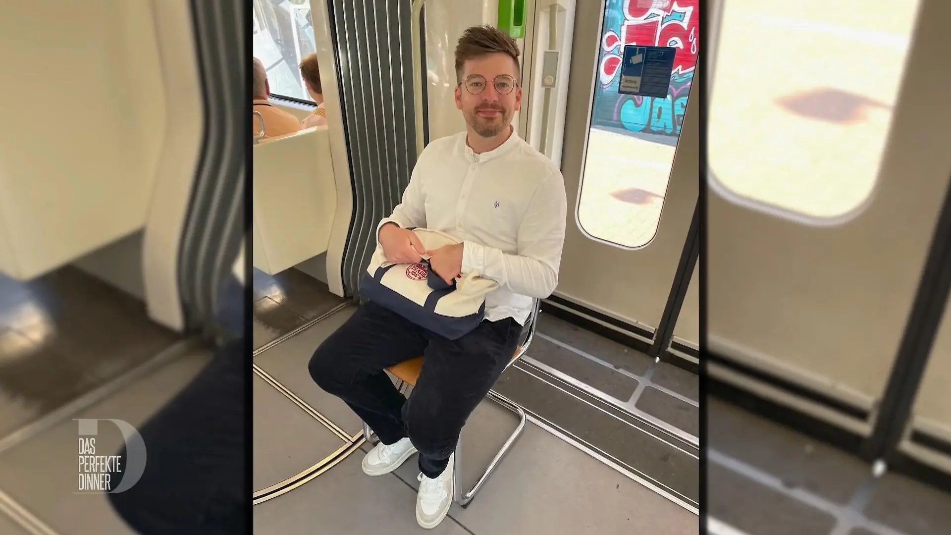 Norman bringt seinen Stuhl mit zu Felix